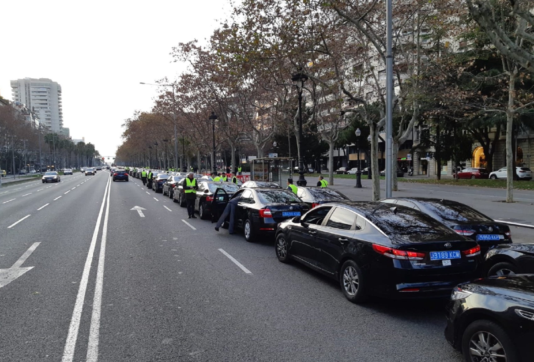 Contramanifestación de los VTC: 300 coches ocupan la Diagonal