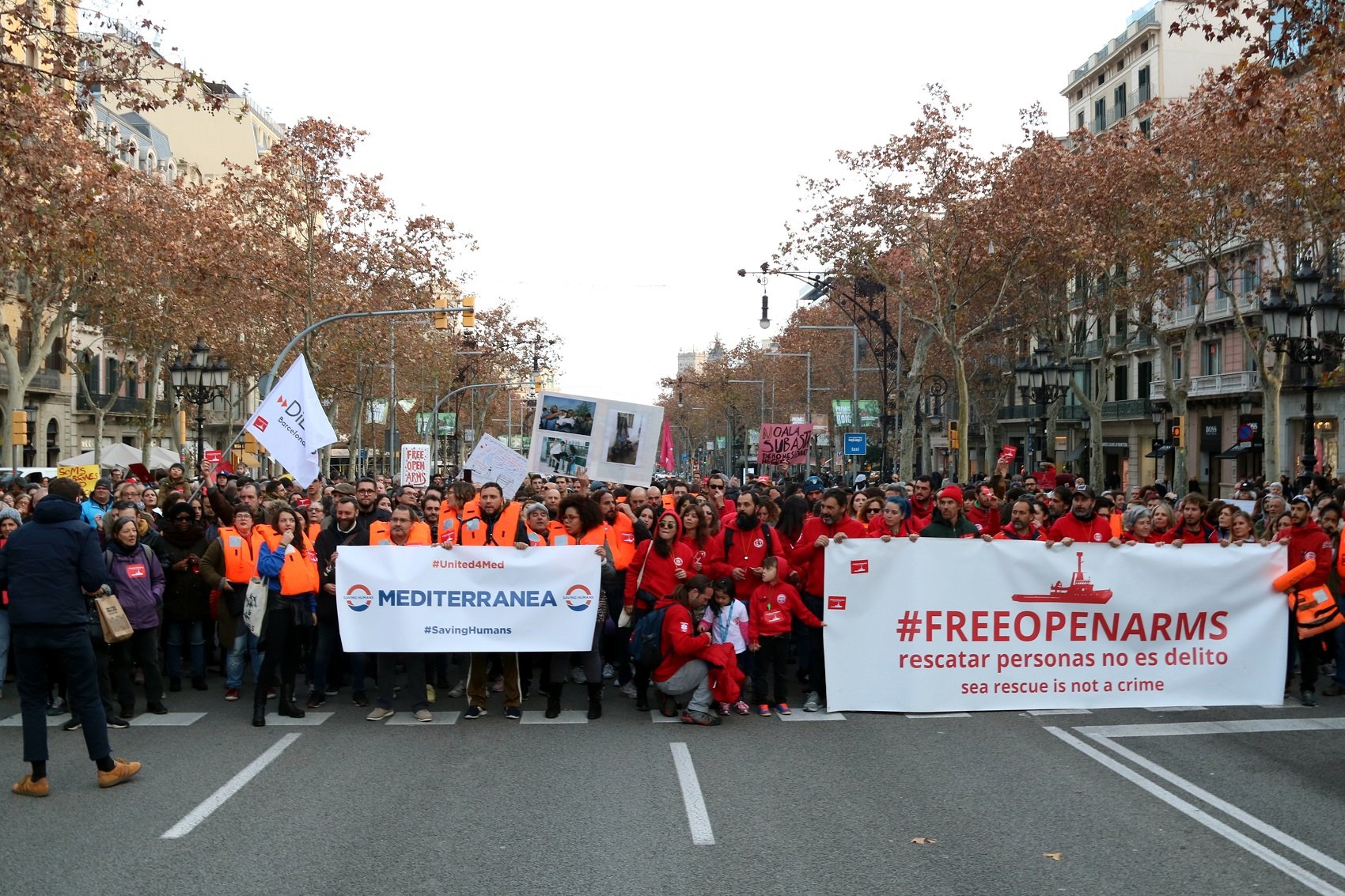 Mig miler de persones es manifesten contra el bloqueig del vaixell d'Open Arms