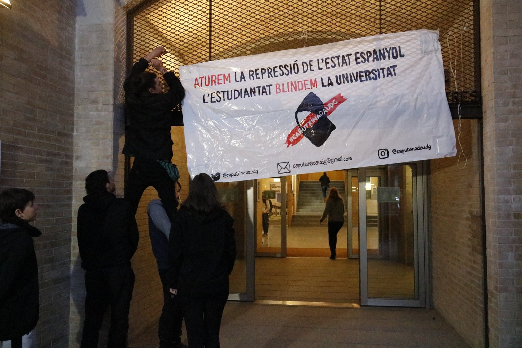 Puigdemont, a los encerrados en la Caputxinada de Girona: "Plantemos cara a los abusos"