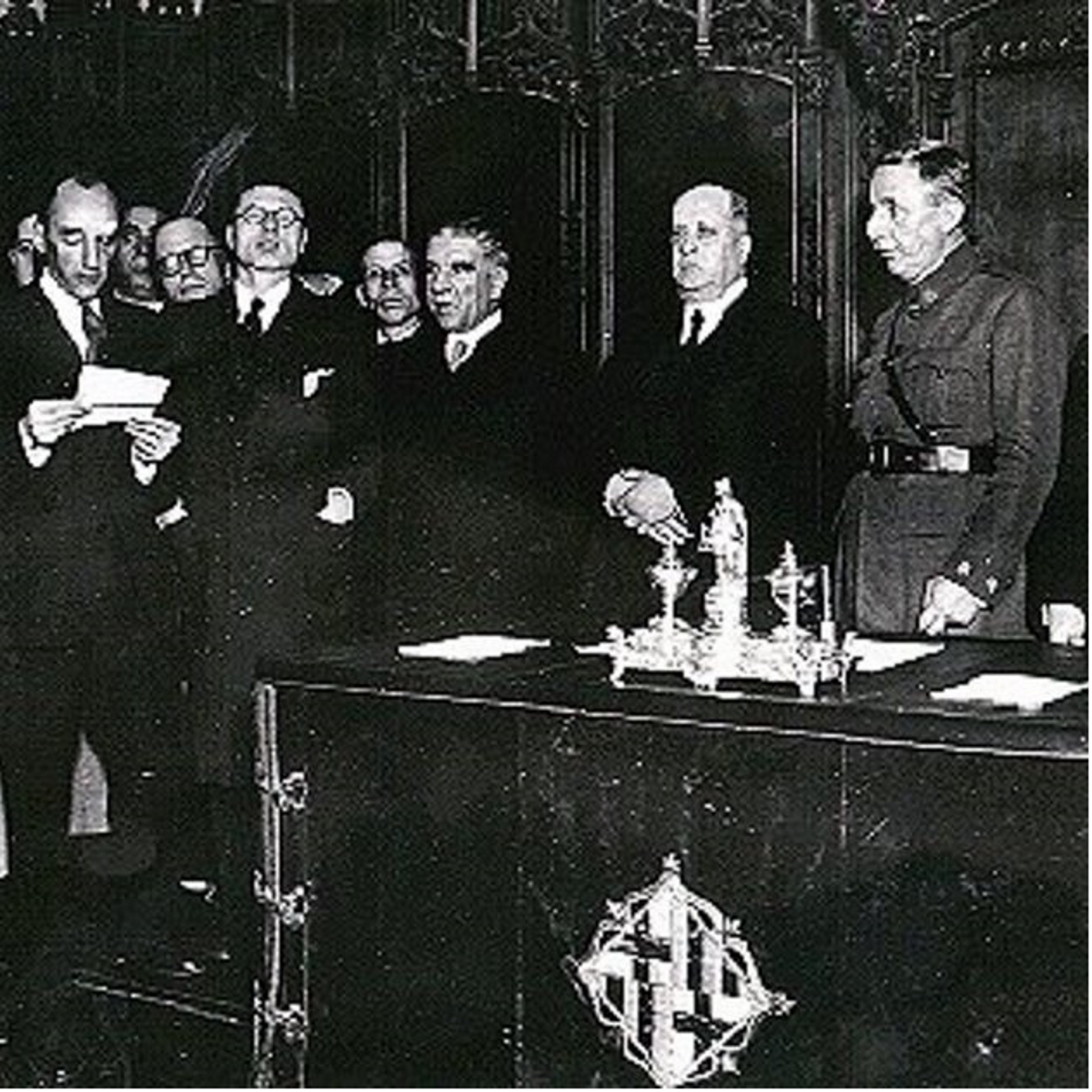 Condecoren i premien els militars que van assaltar la Generalitat