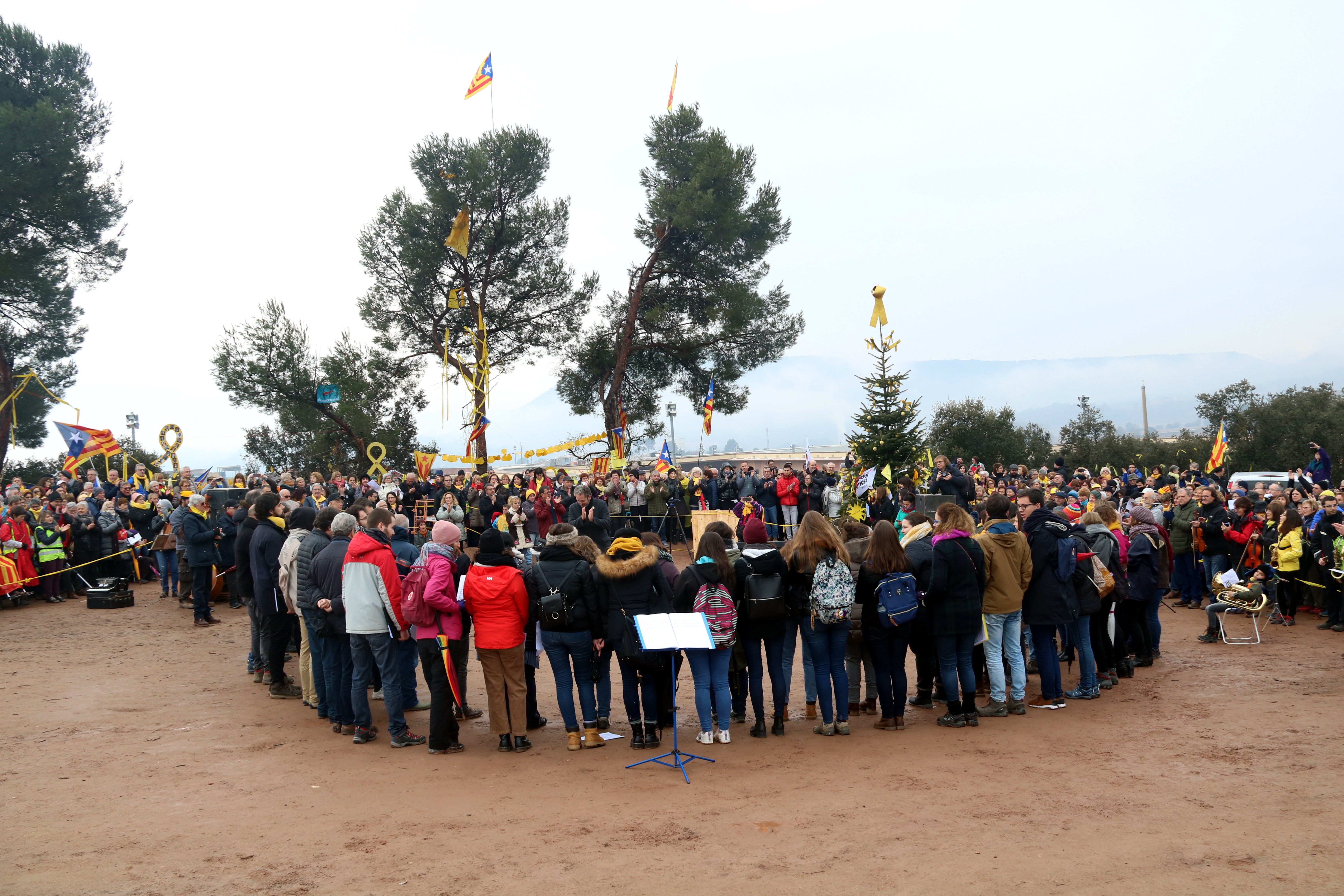 El Orfeó Català canta, bajo la lluvia, a los presos