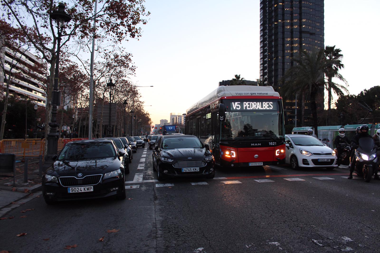 Els conductors d'Uber i Cabify ocupen la Diagonal