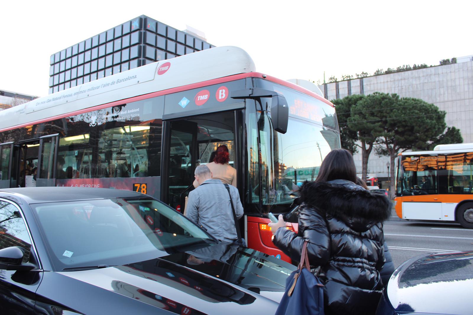 VÍDEO: Dificultades para coger el autobús en la Diagonal