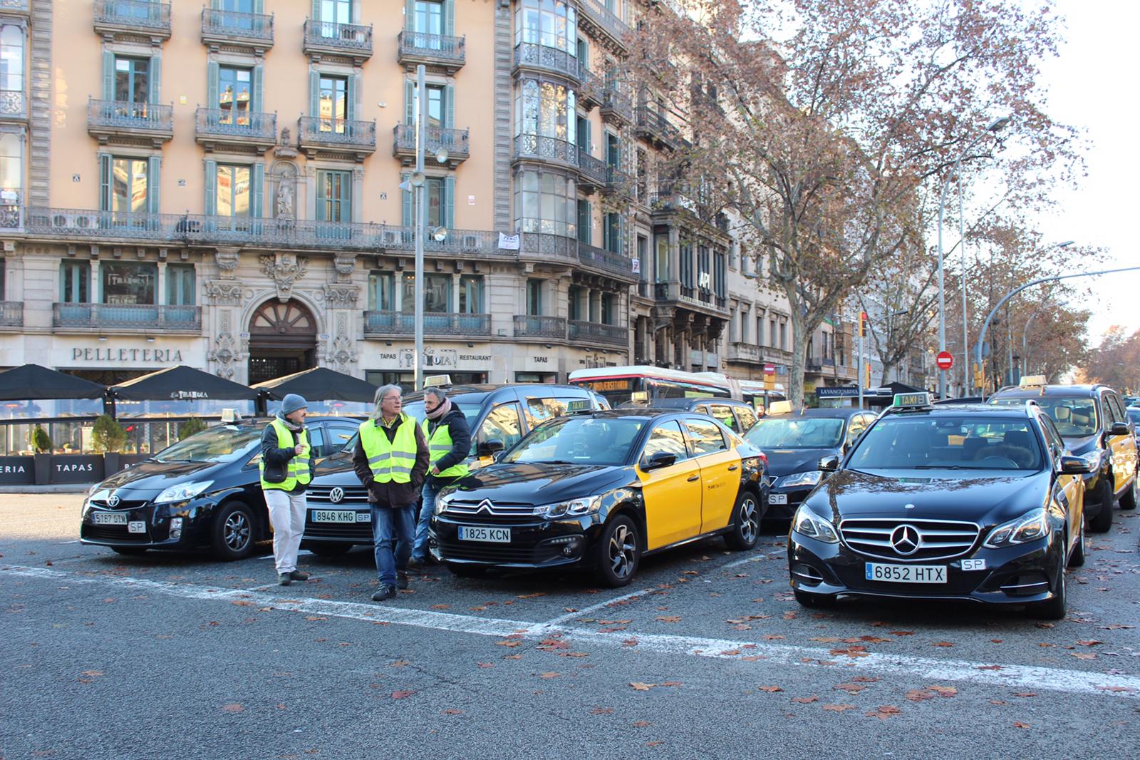 Los taxistas mantienen su protesta en la Gran Vía de Barcelona