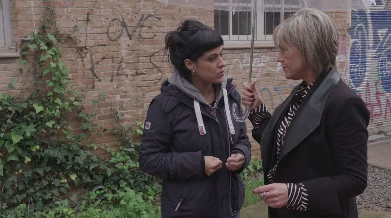 Júlia Otero xerrant amb Anna Gabriel