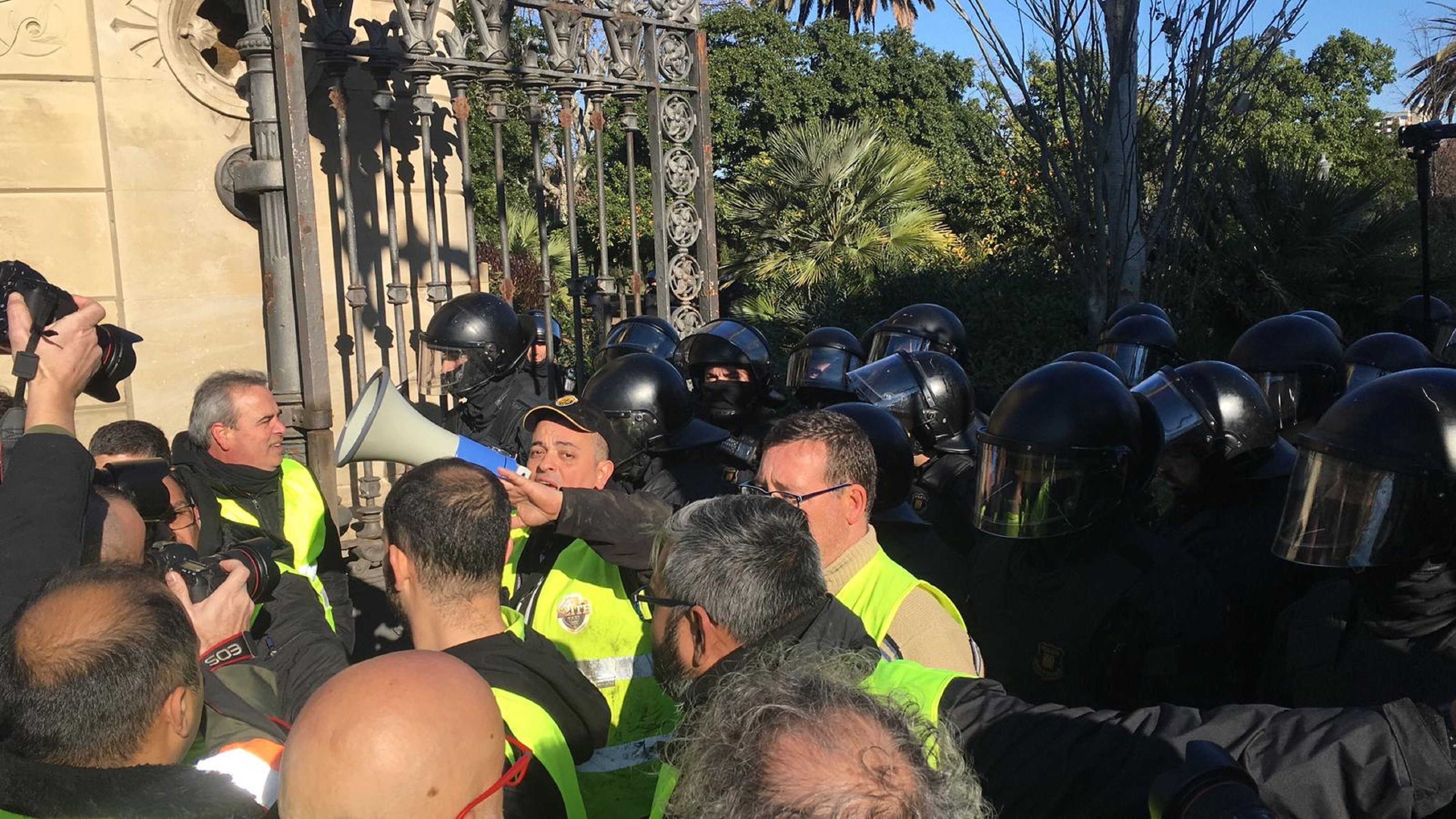 Els Mossos carreguen per impedir que els taxistes arribin al Parlament
