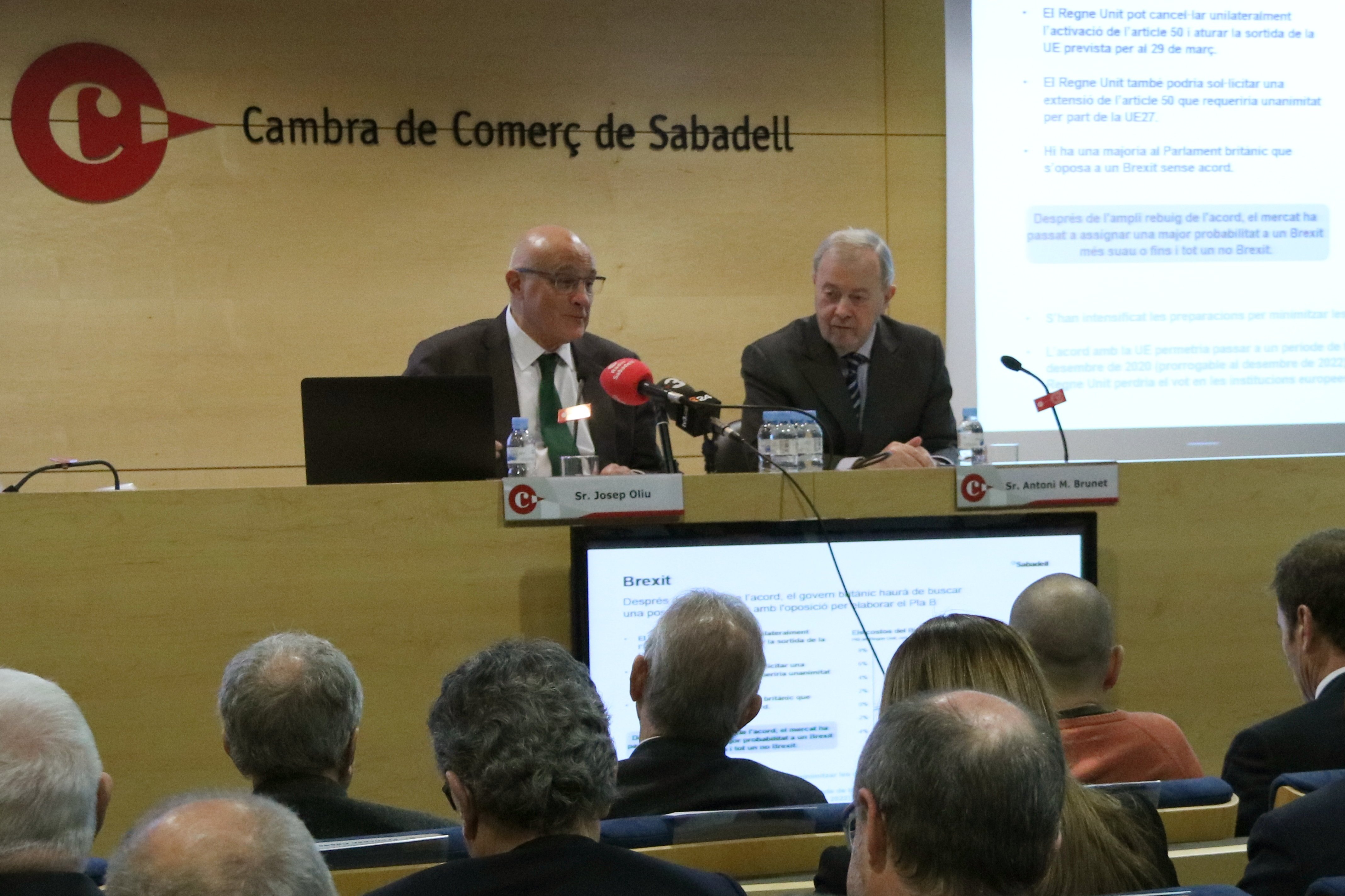 Oliu diu que l'economia a Catalunya "s'ha normalitzat" tot i la situació "anòmala"