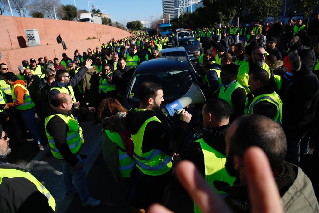 Reunió urgent del Govern i l'AMB amb el sector del taxi pel Mobile