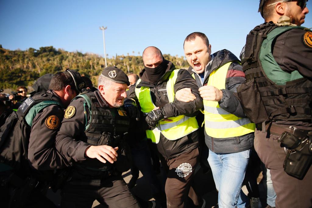 La prensa española ignora el fiasco de la Guardia Civil ante los taxistas