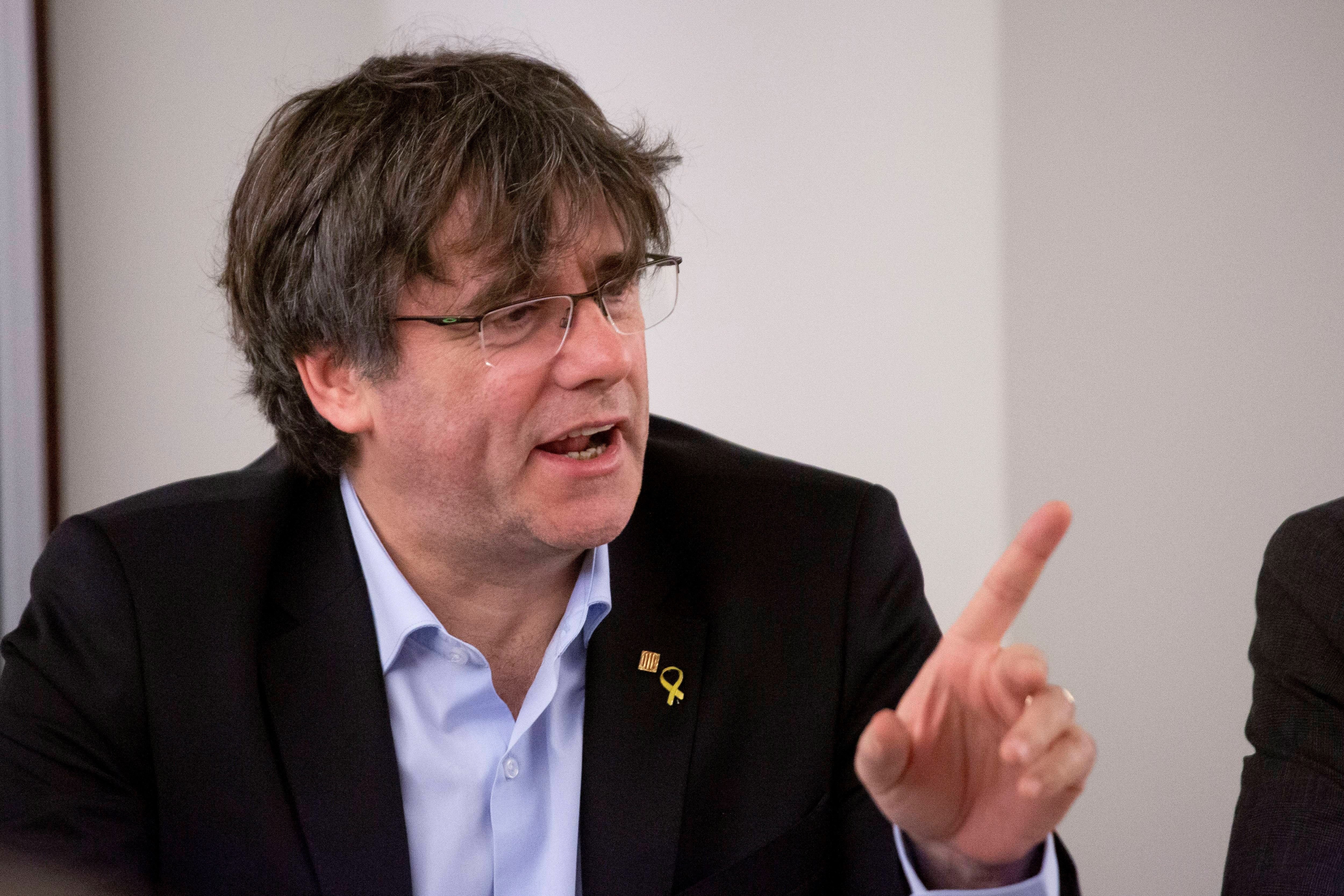 Alfonso Guerra habla de calcinar y Puigdemont le recuerda la cal viva