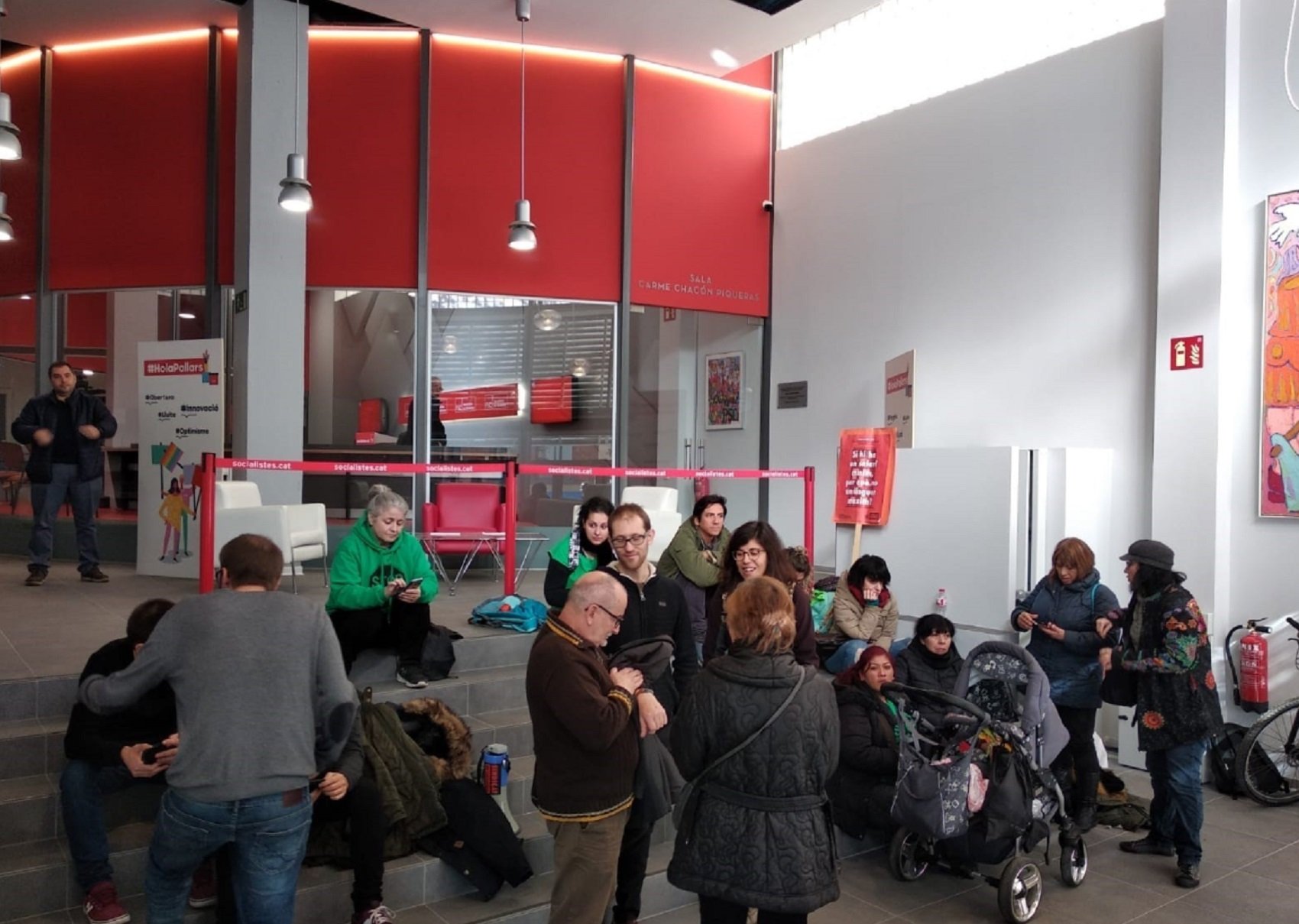 El Sindicat de Llogaters ocupa la seu del PSC per exigir la regulació dels preus del lloguer