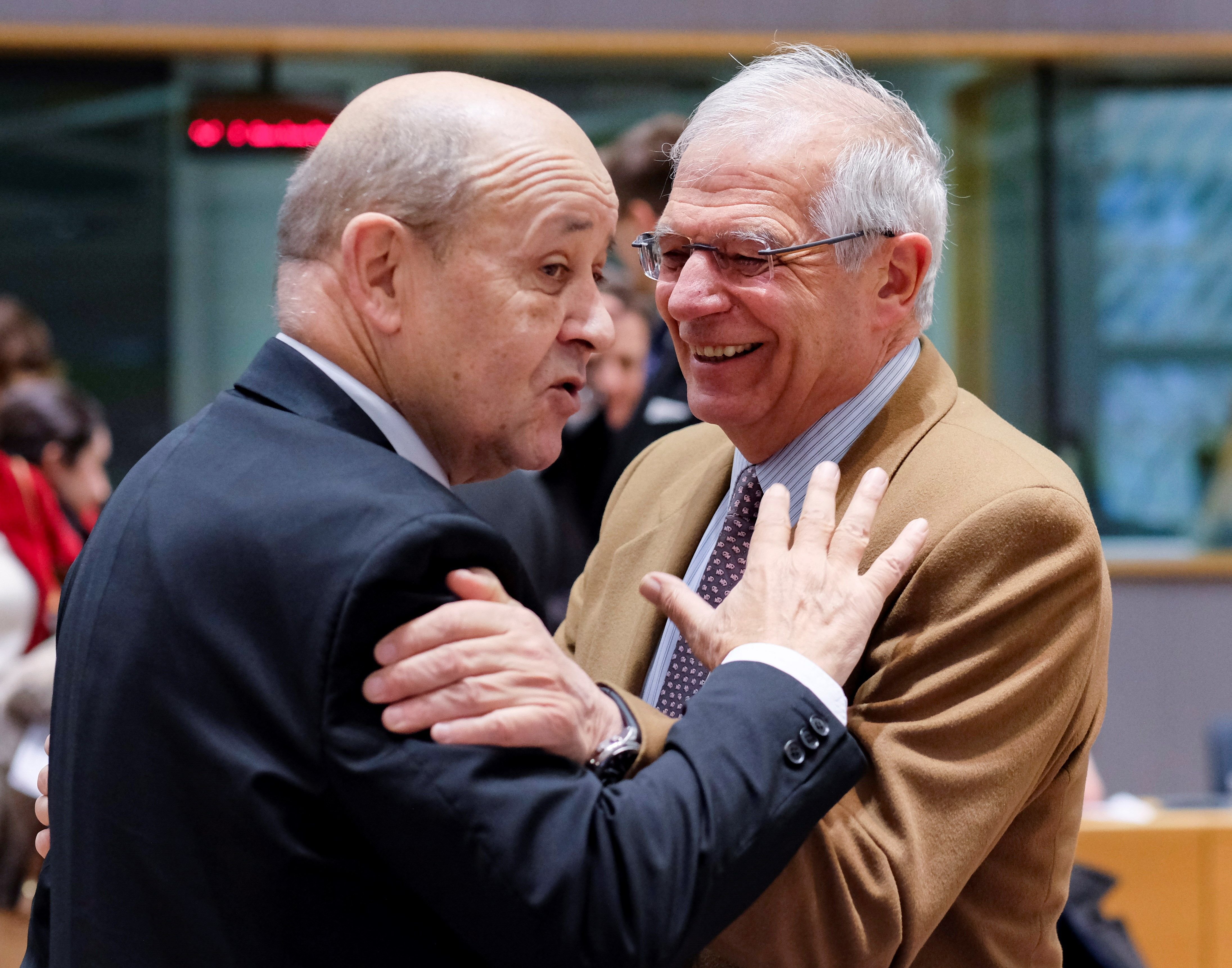 Las mentiras del 1-O que Borrell vende en Europa: dos heridos y ninguna violencia policial