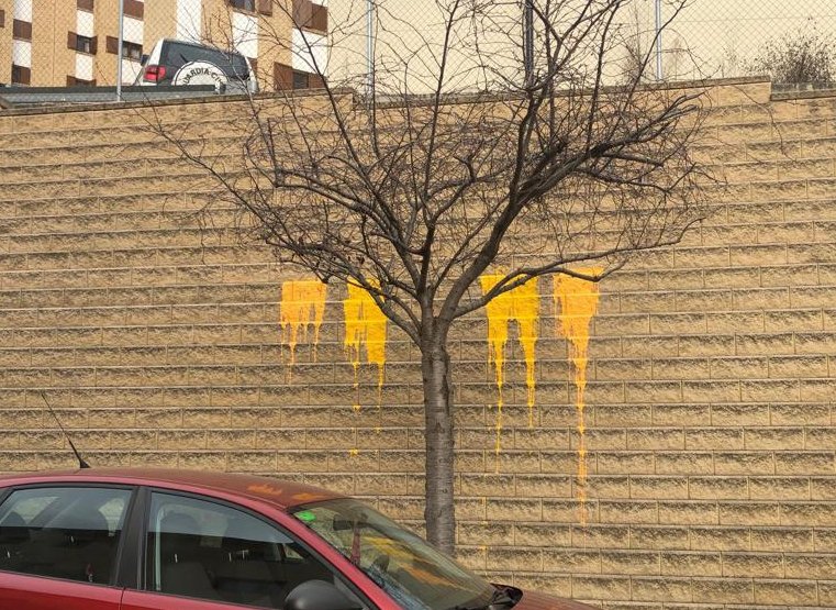 Pintadas amarillas en el cuartel de la Guardia Civil de La Seu d'Urgell