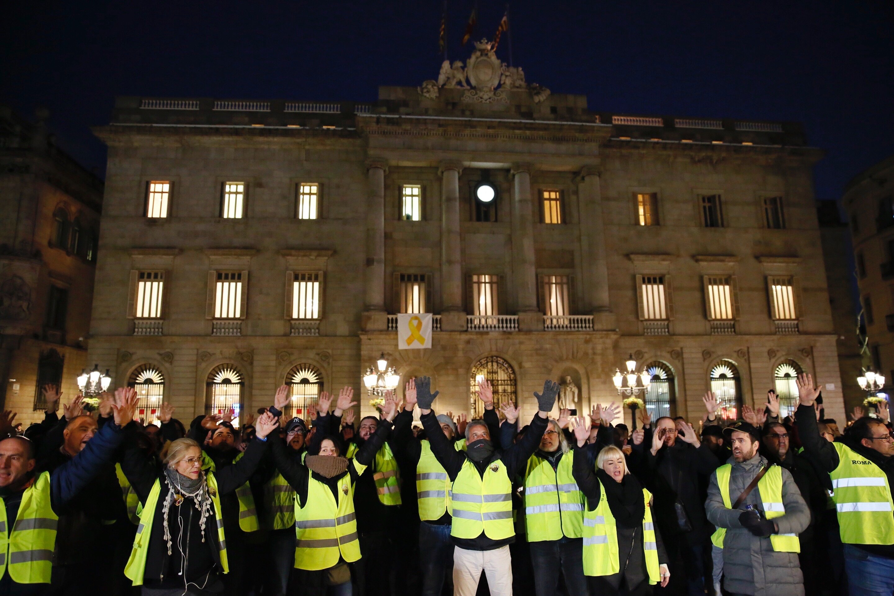 Dos mil taxistas ocupan la plaza Sant Jaume esta tarde