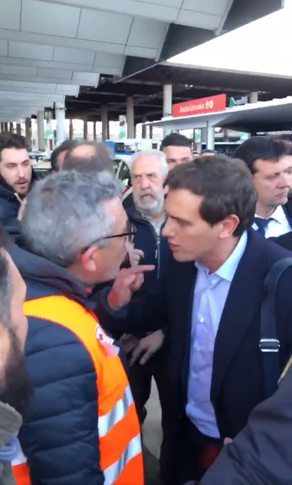 Vídeo: Taxistas abuchean e insultan a Rivera en la estación de Atocha