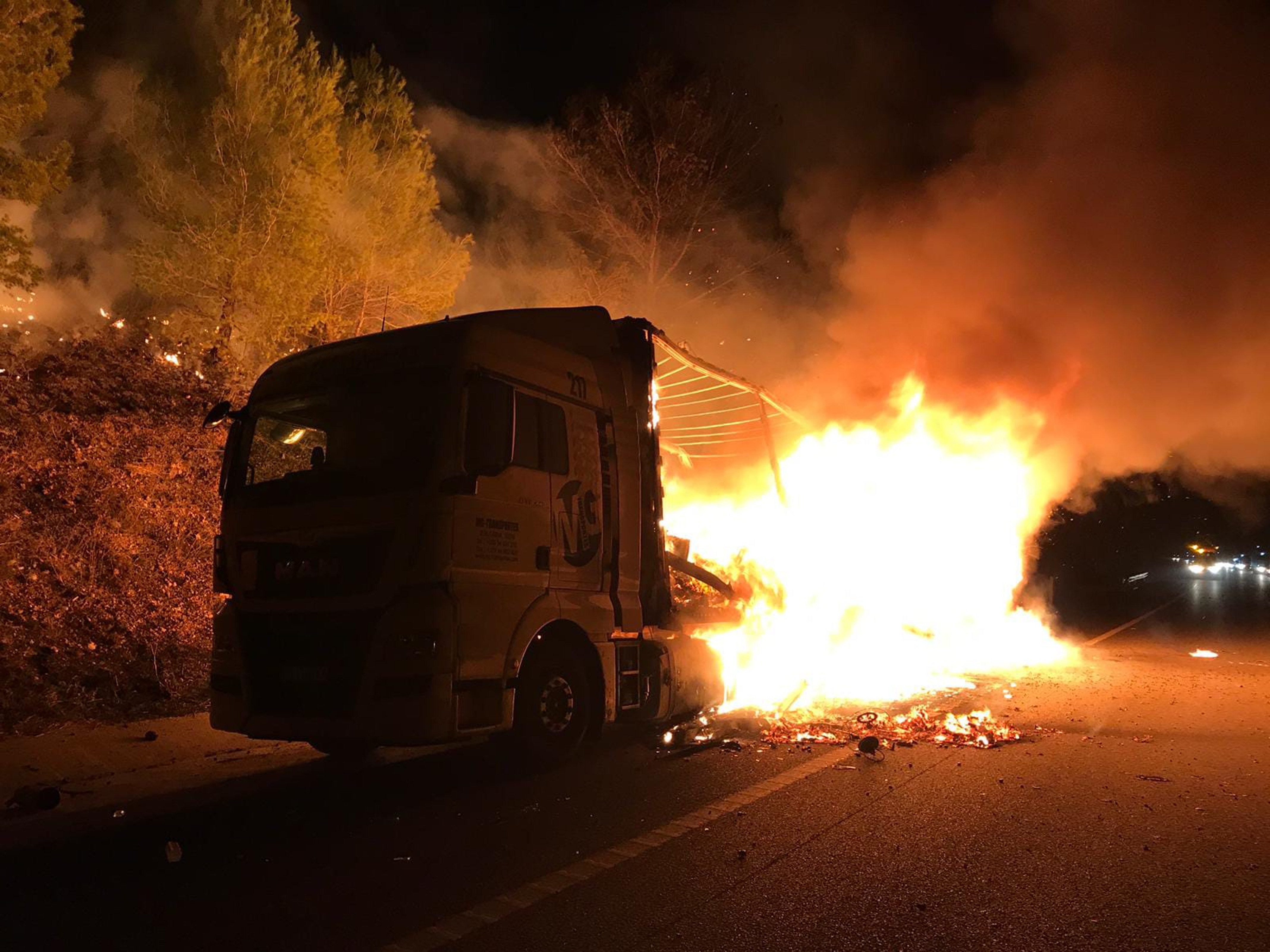 Quema un camión que transportaba hierro en la AP-7 en Bàscara