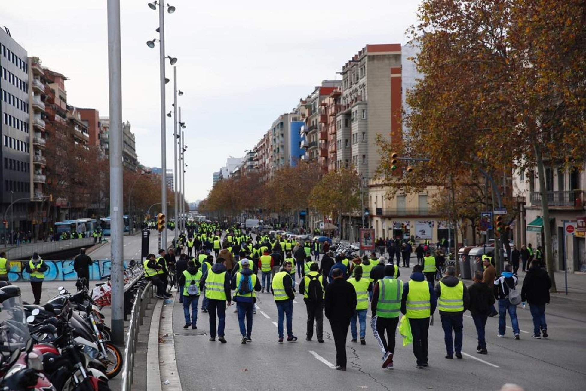 Los taxistas marchan por la Gran Via hacia la plaza Cerdà