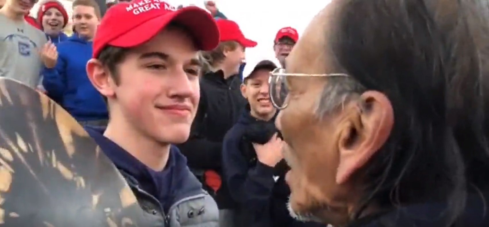 Gir argumental en l'enfrontament del jove Trumpista amb un nadiu americà