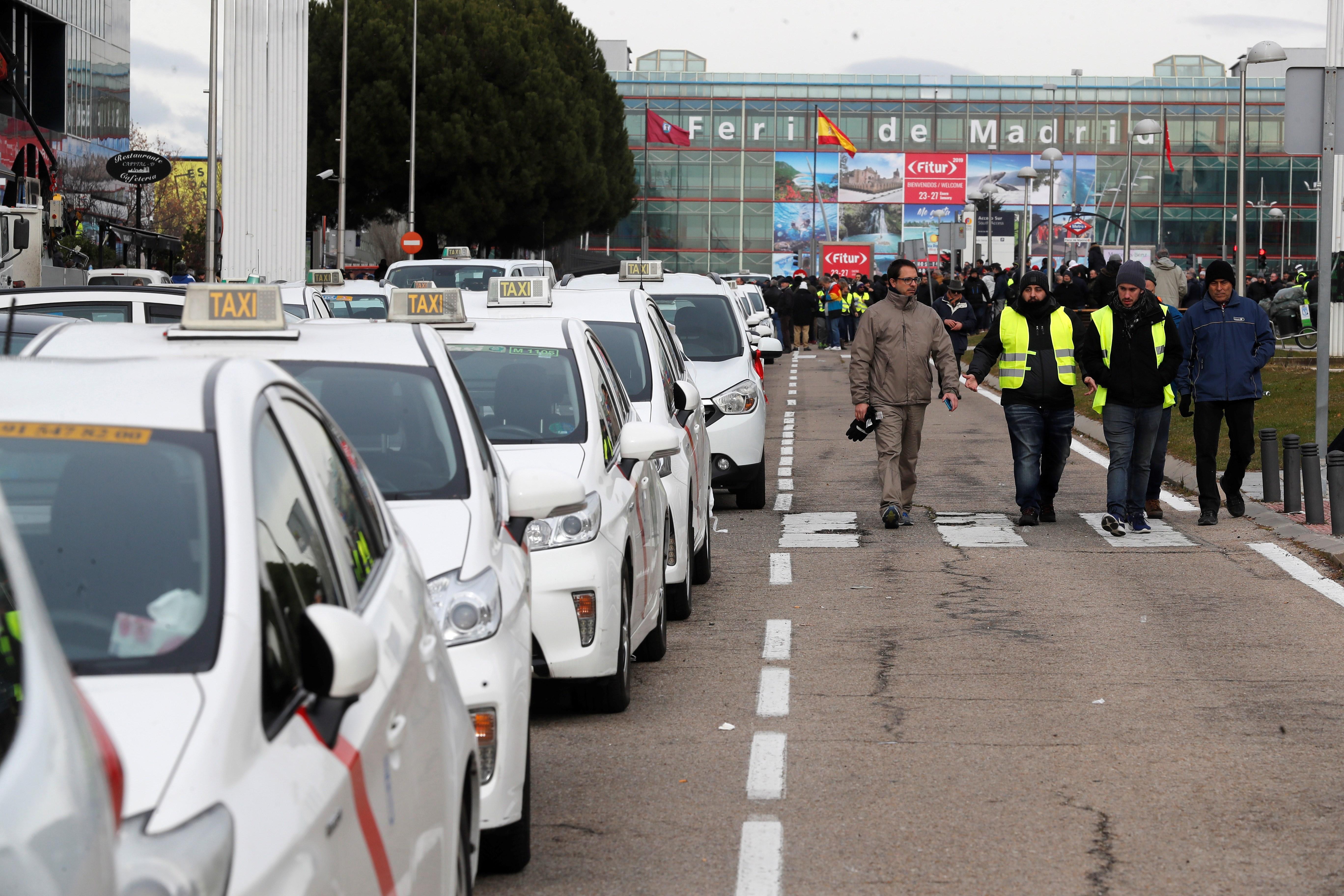 Los taxistas de Madrid queman contenedores a la entrada de IFEMA