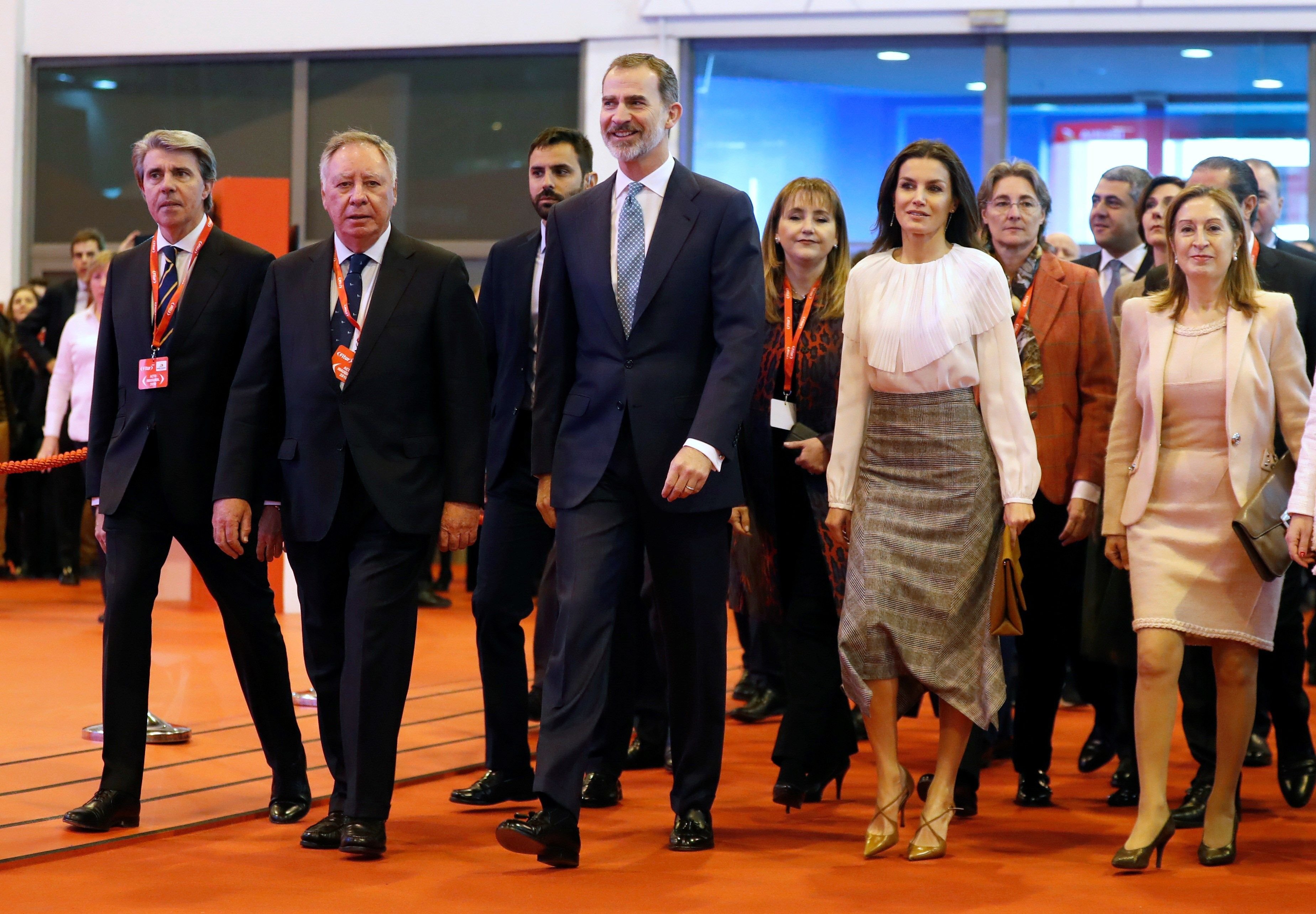 Felipe VI burla a los taxistas y llega a Fitur por un acceso lateral