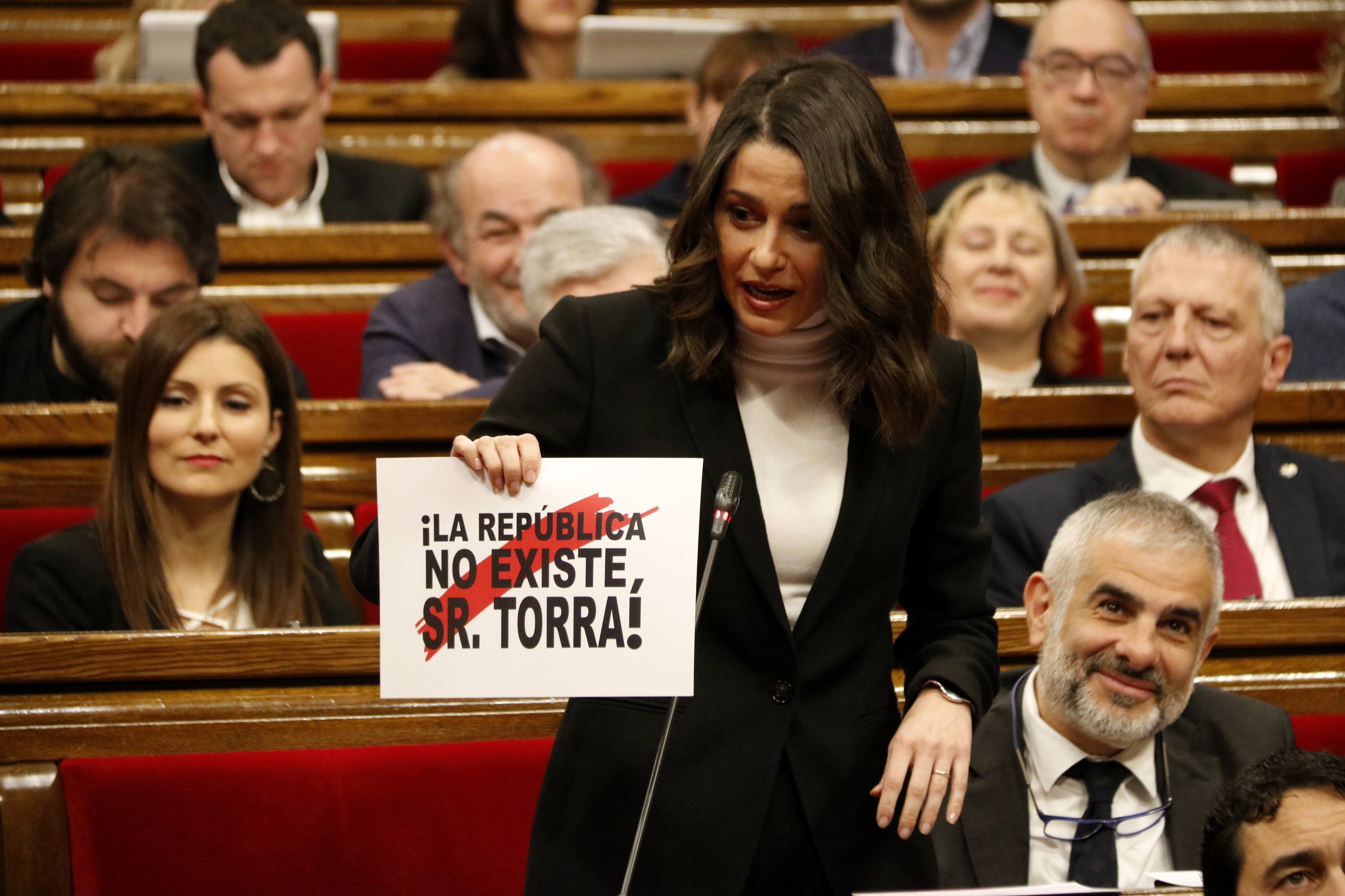 Torra ridiculitza els cartells d'Arrimadas al ple: "naugurada la nova temporada"