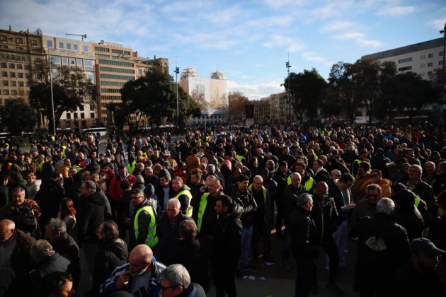 EL NACIONAL vaga taxi plaça catalunya votacio - sergi alcazar EL NACIONAL vaga taxi plaça catalunya votacio - sergi alcazar