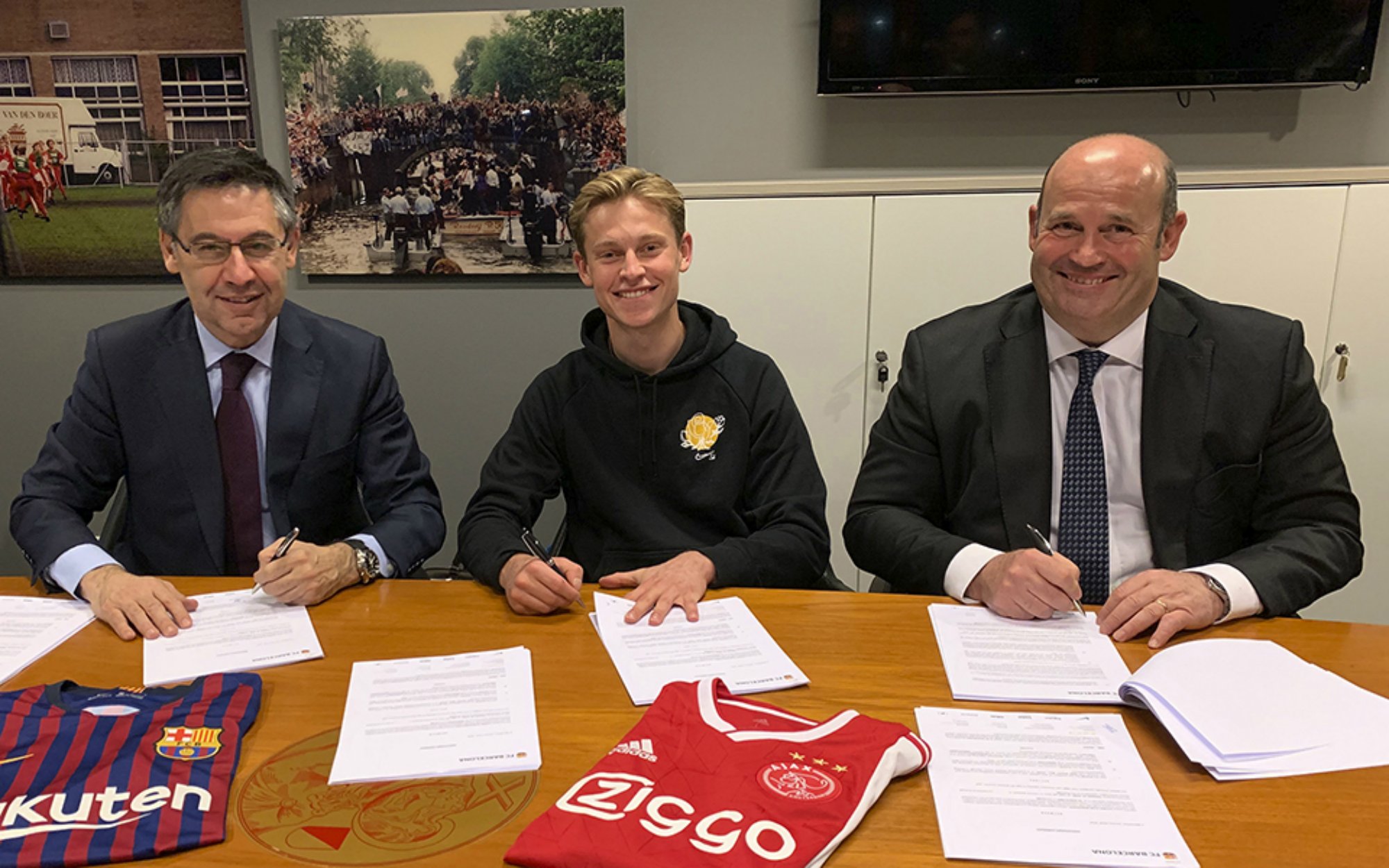 Official: Frenkie de Jong heading to FC Barcelona