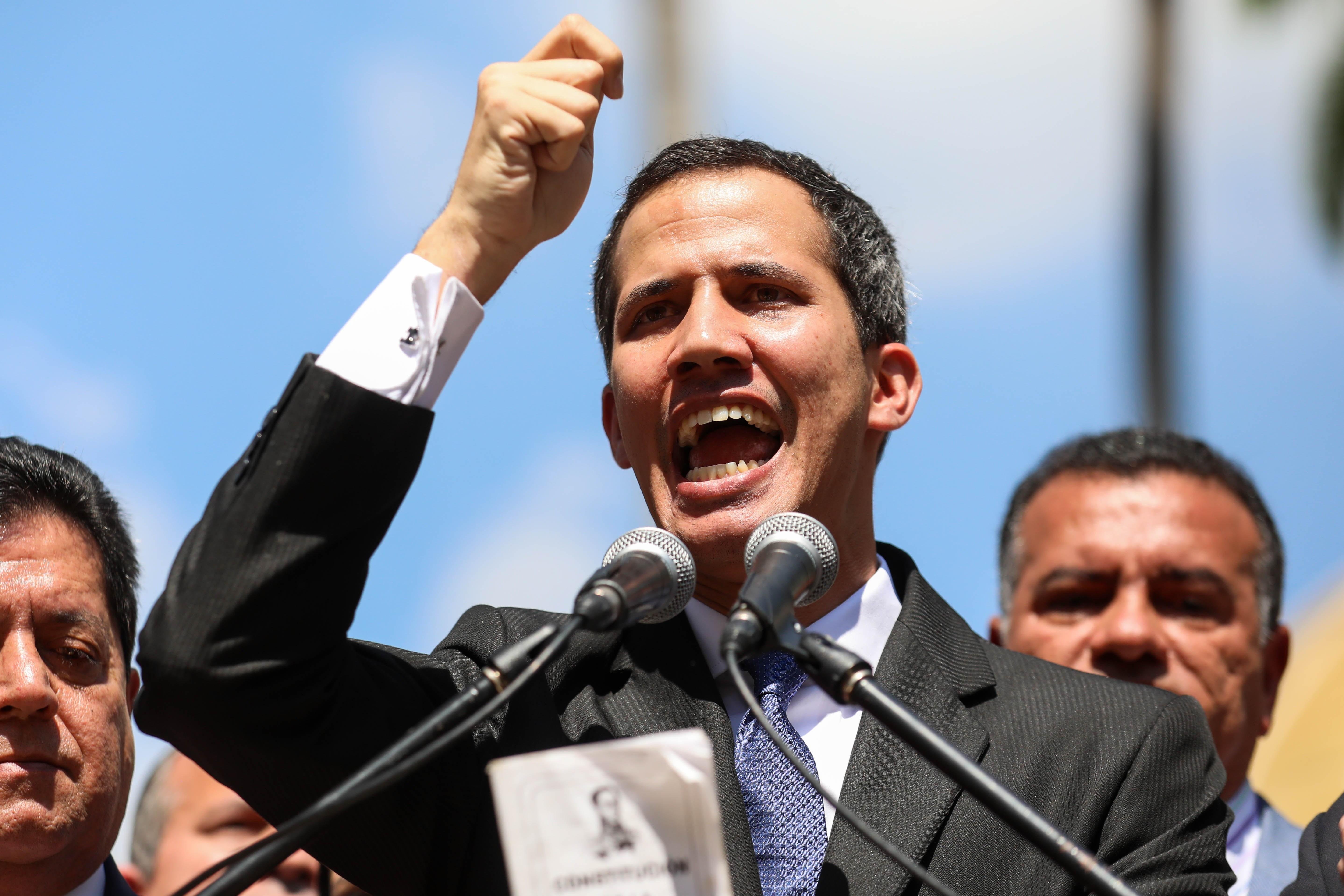 El líder del Parlamento venezolano se autoproclama presidente y Trump lo reconoce