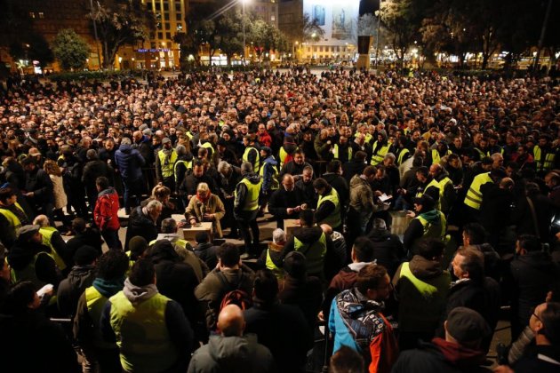 EL NACIONAL votacio vaga taxistes plaça catalunya - sergi alcazar EL NACIONAL votacio vaga taxistes plaça catalunya - sergi alcazar