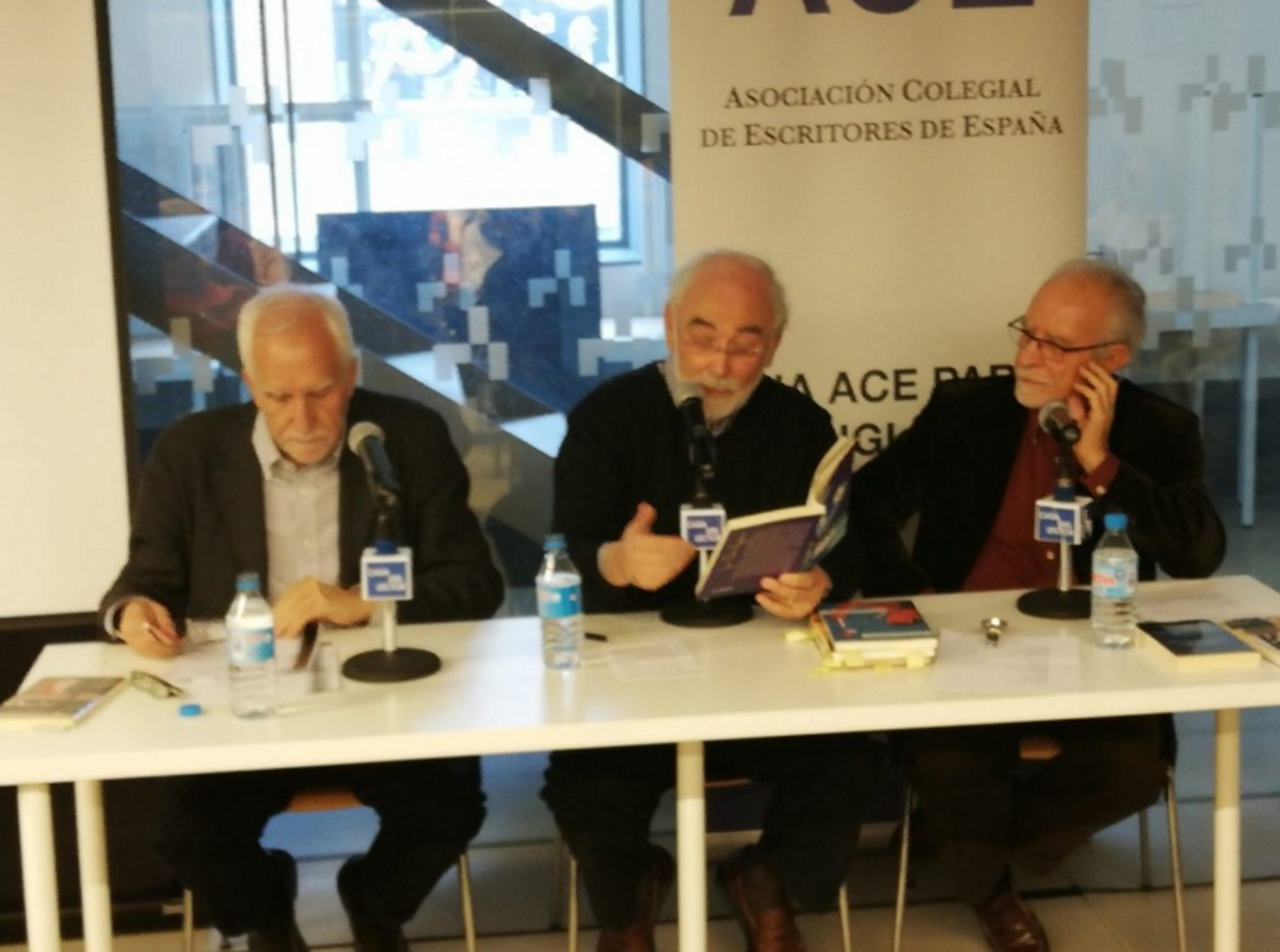 Irritació del col·legi d'escriptors espanyols, amb el PEN Internacional i el català