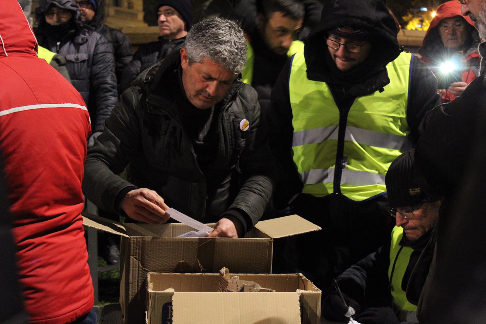 Els taxistes decideixen a les urnes aixecar la vaga