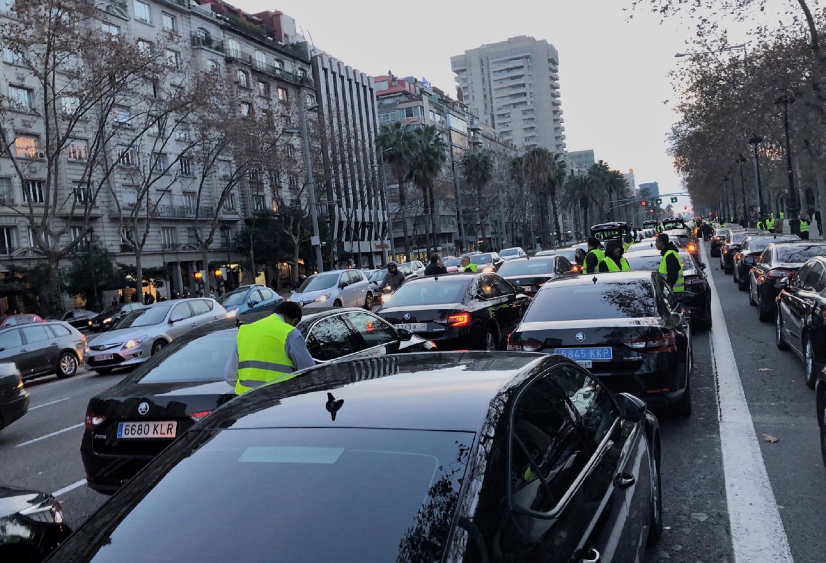 Los VTC piden "la dimisión inmediata de Calvet" y mantienen ocupada la Diagonal