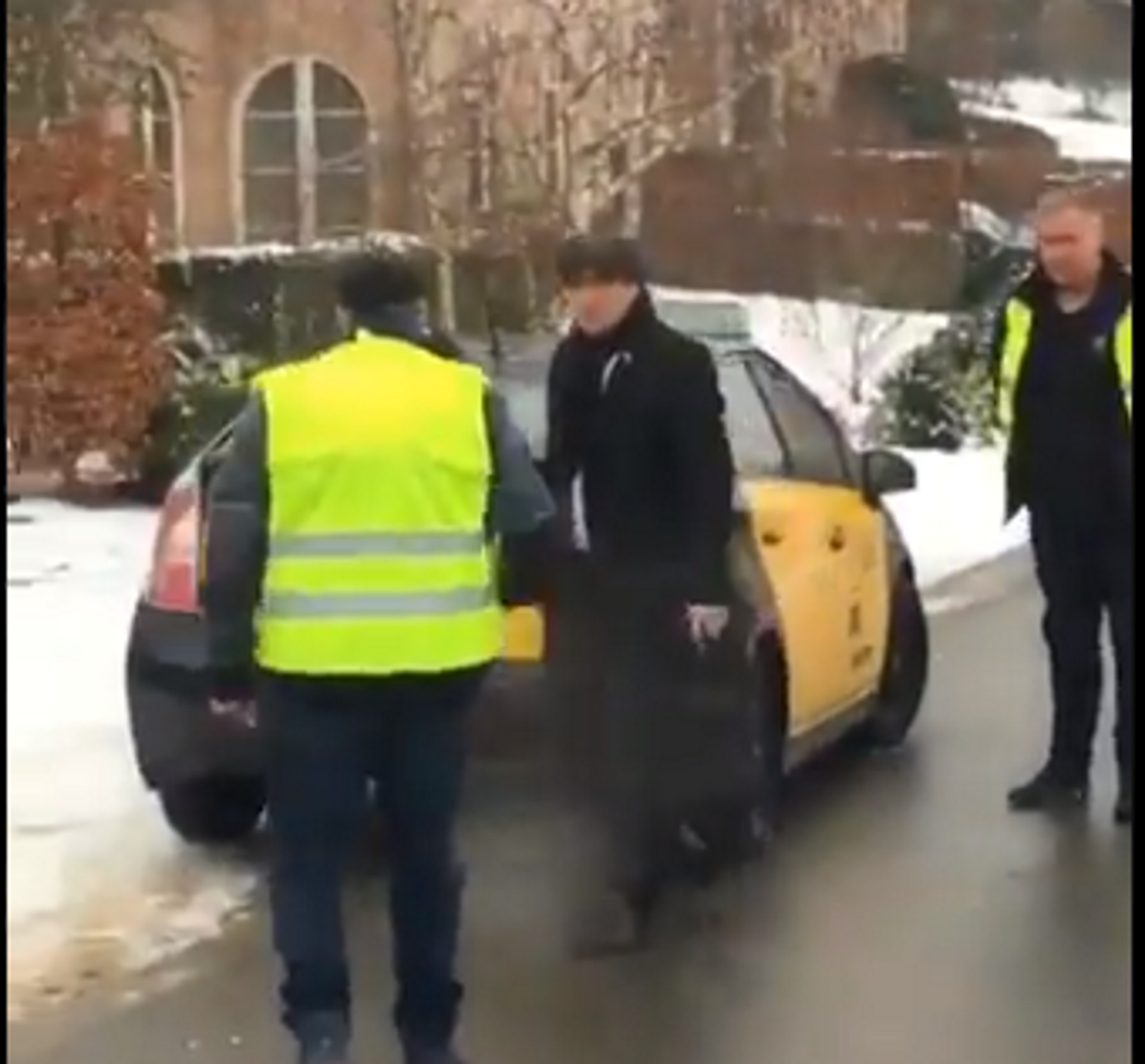 L'arribada de Puigdemont a la Casa de la República en un taxi de Barcelona