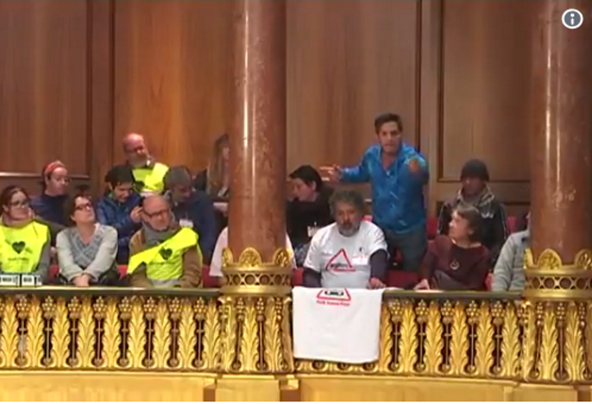 L'activista expulsat del ple, encès contra Colau