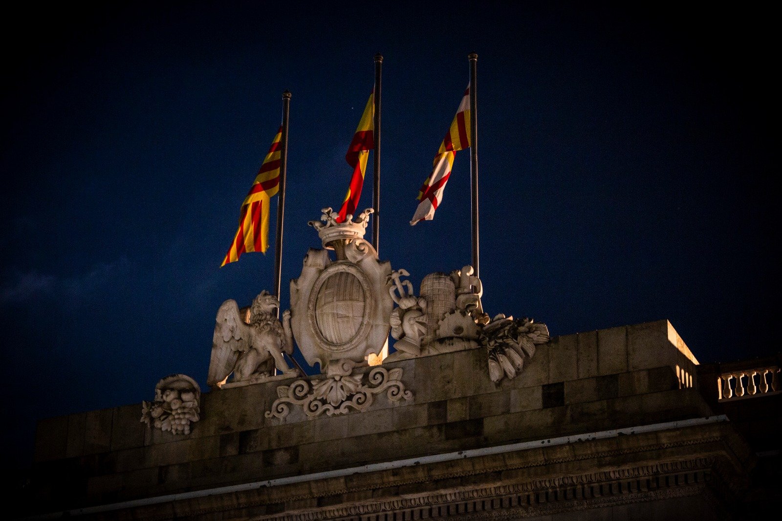 Una agrupació espanyolista reobre la guerra de banderes contra els ajuntaments catalans