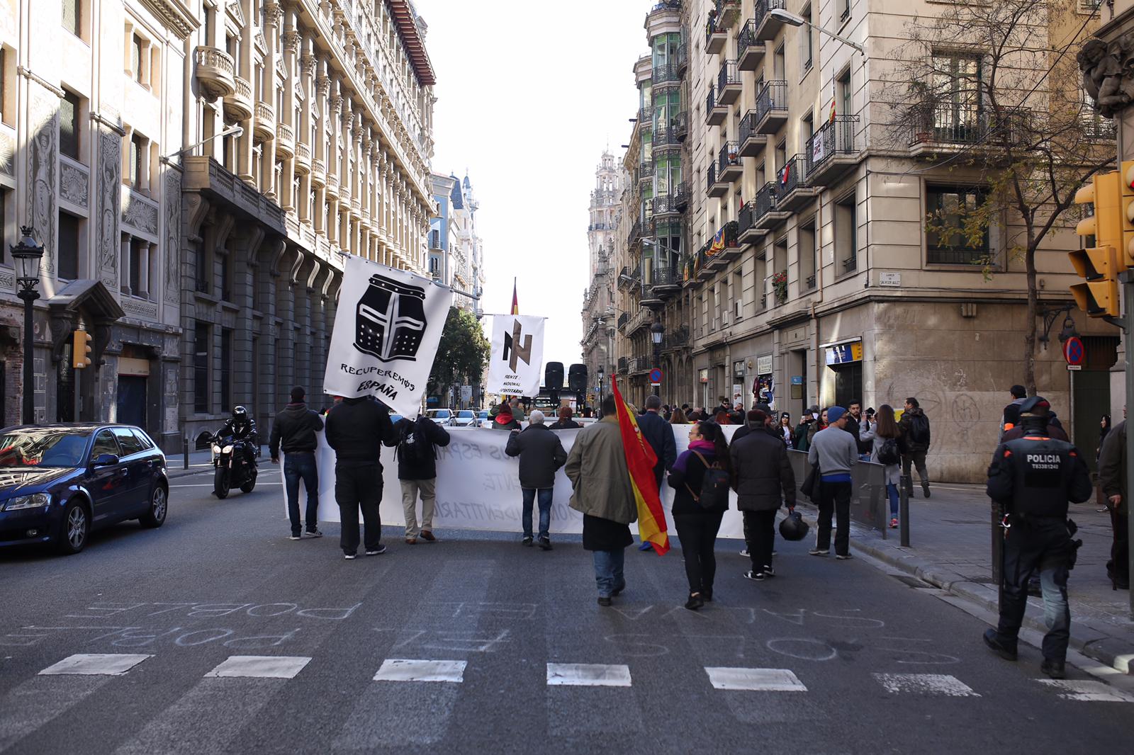 Ultras celebran el 80 aniversario de la ocupación franquista de Barcelona y les plantan cara