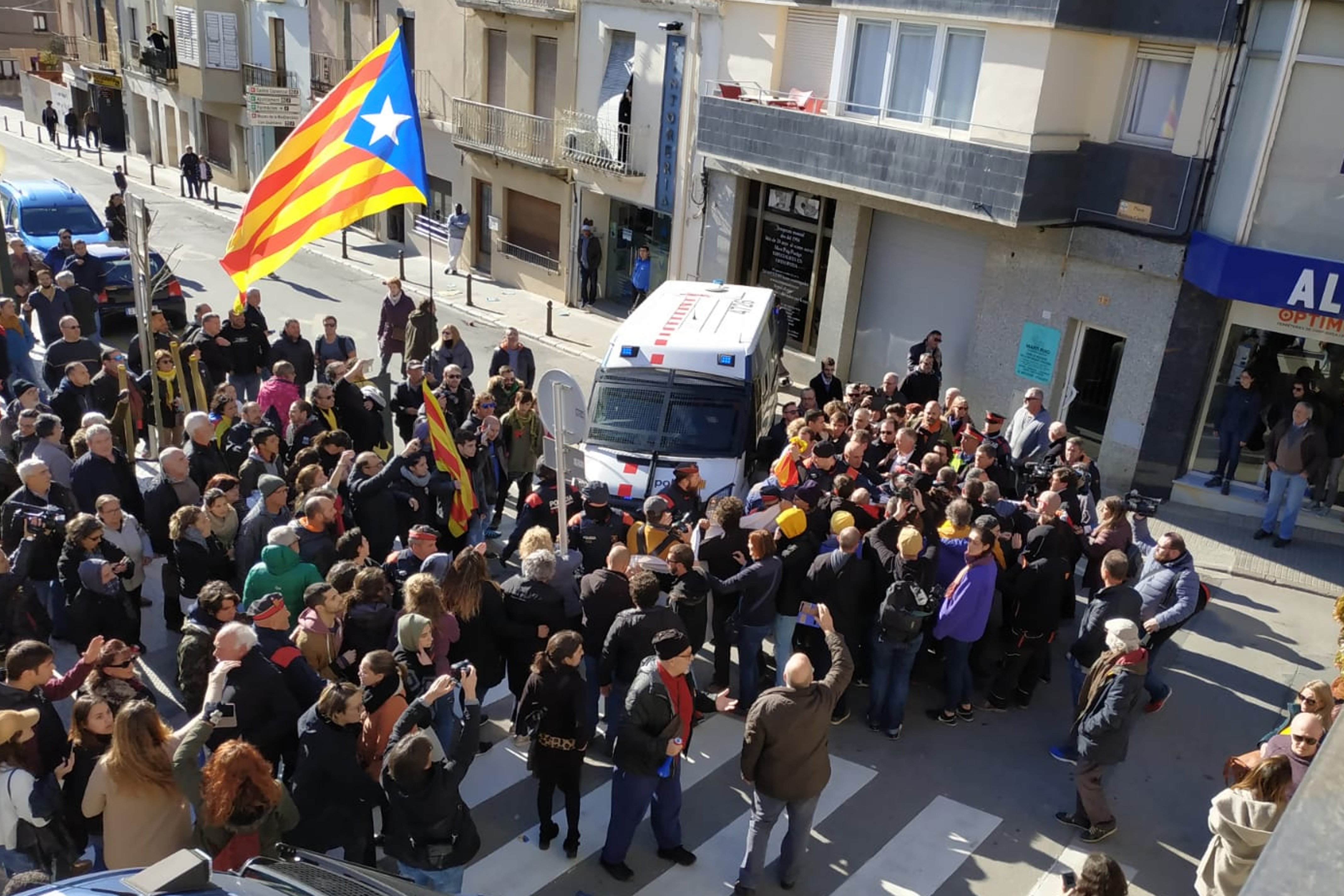 Ferit un regidor de Cs pel llançament d'una llauna abans d'un acte a Torroella