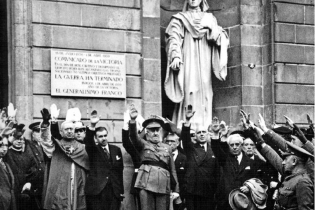 Autoritats civils, militars i eclesiàstiques celebrant la victòria franquista. Font Federació d'Associacions de Veïns de Barcelona