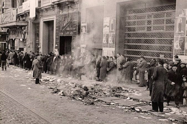 Cues de racionament. Dies immediatament posteriors a l'ocupació. Font The Spanish Civil War