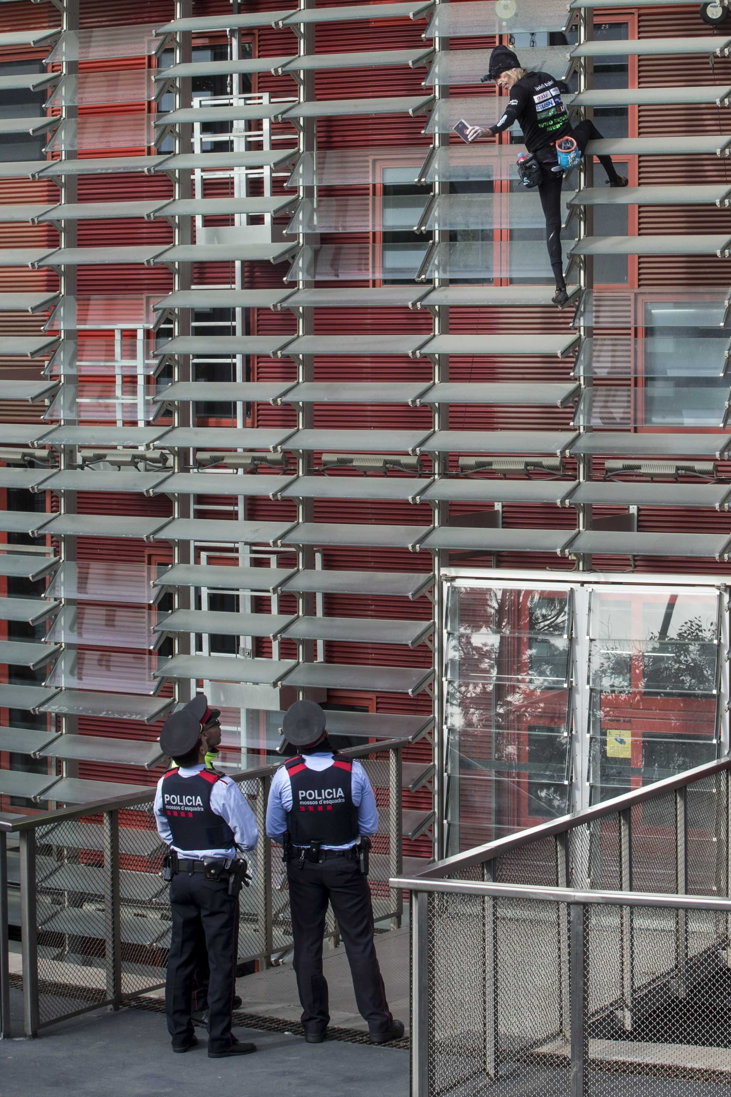 El "spiderman" francés vuelve a escalar la Torre Agbar
