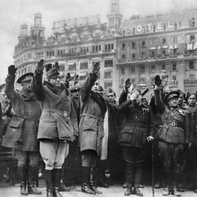 Els caps de l'ocupació franquista anuncien públicament l'inici de la repressió. Els caps militars de l'ocupació franquista a la plaça de Catalunya. Font The New York Times. Col·lecció Bellinogramme