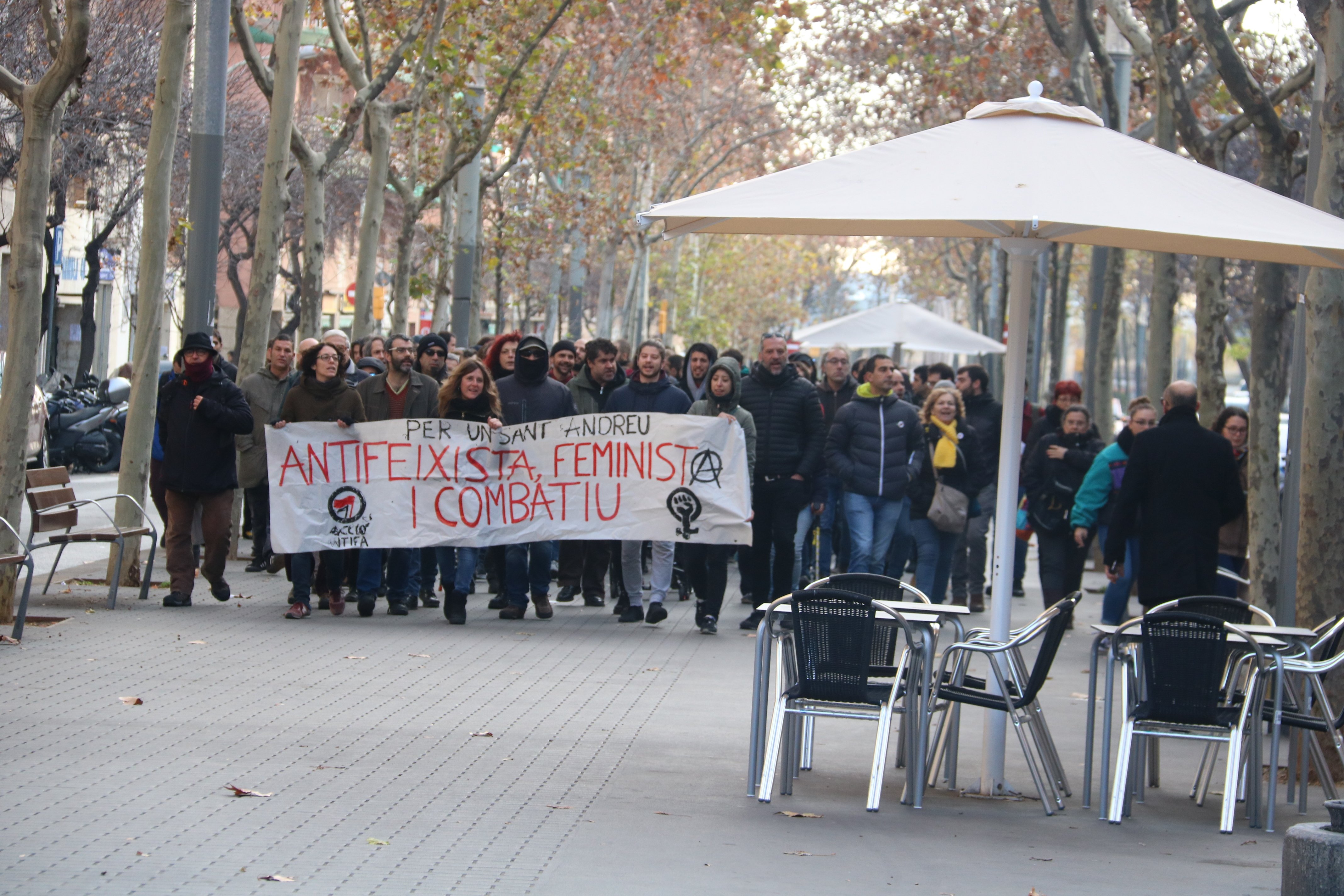 Pancarta manifestantes antifascistas Vox ACN