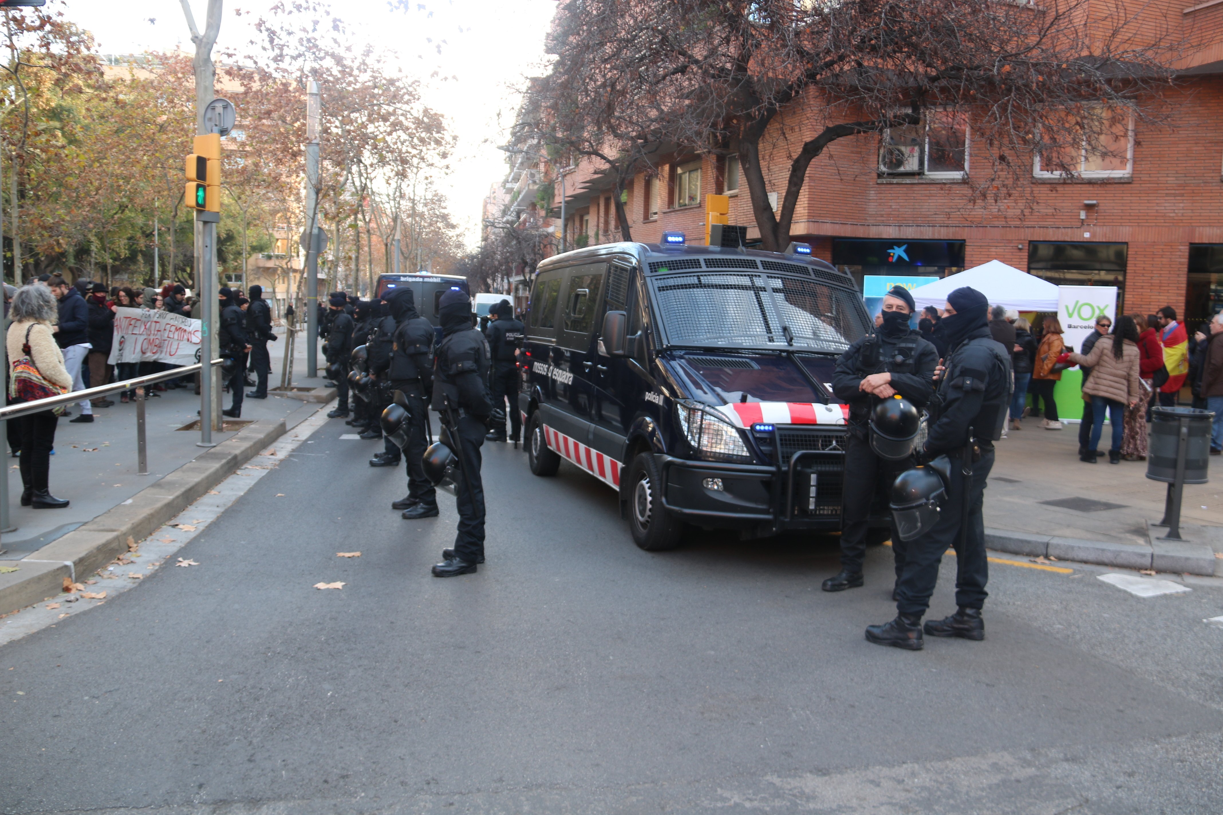 Tres detinguts durant una concentració contra Vox a Sant Andreu