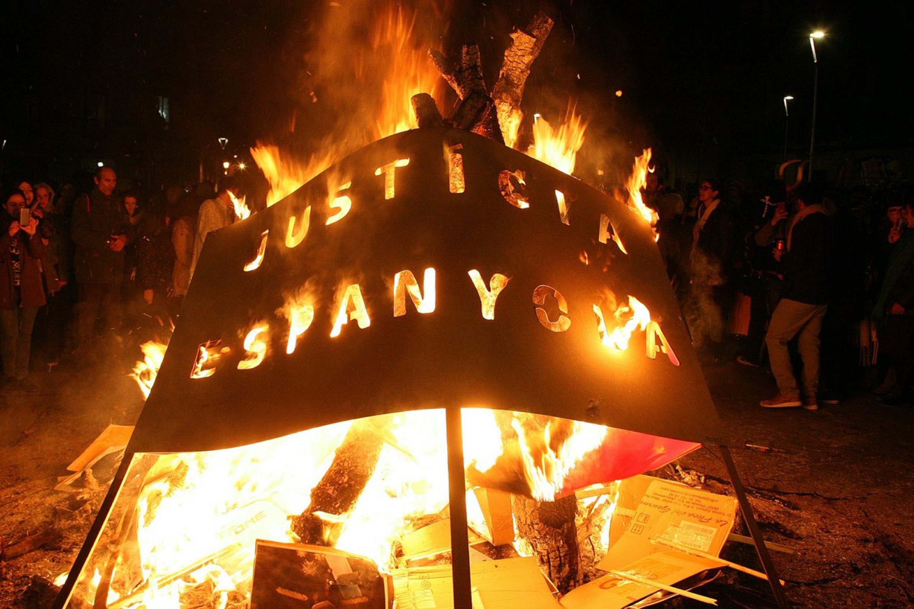 'Cremen' la justícia espanyola als Foguerons de Gràcia