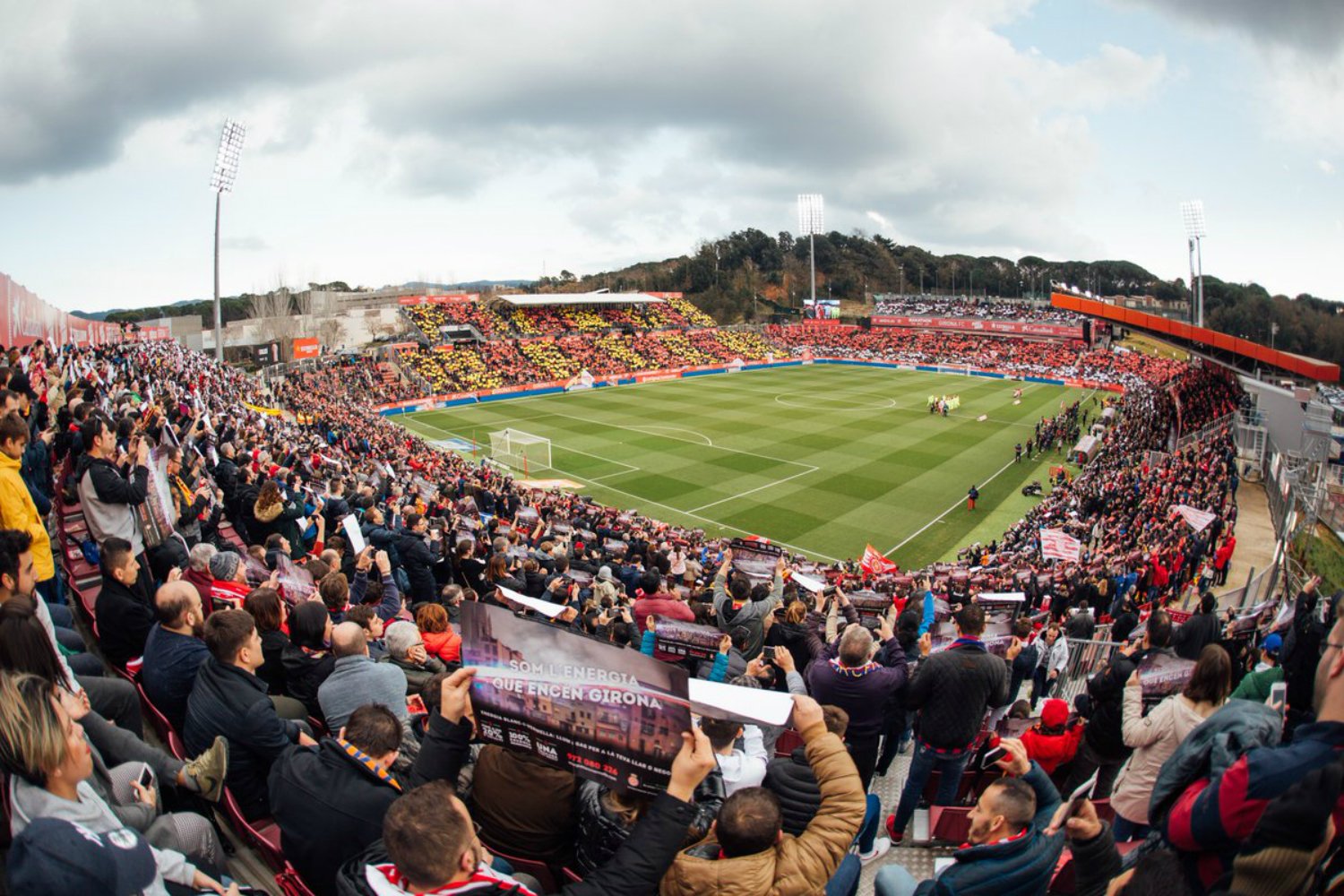 Espectacular mosaic amb senyera en el derbi català a Montilivi