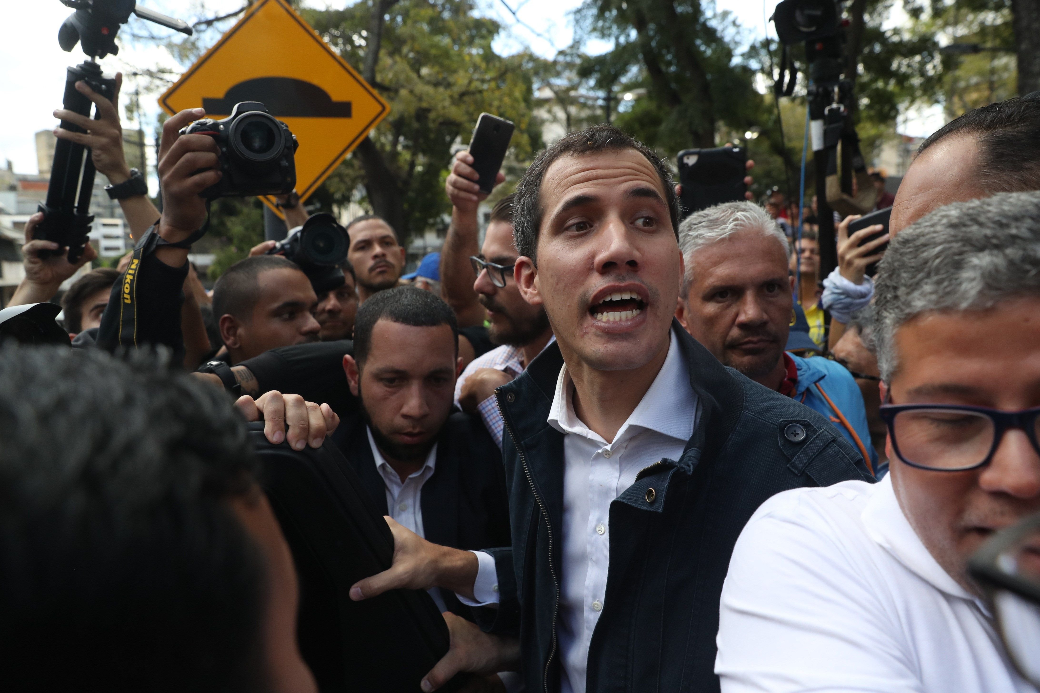 Guaidó convoca protestas contra Maduro para exigir la entrada de ayuda humanitaria