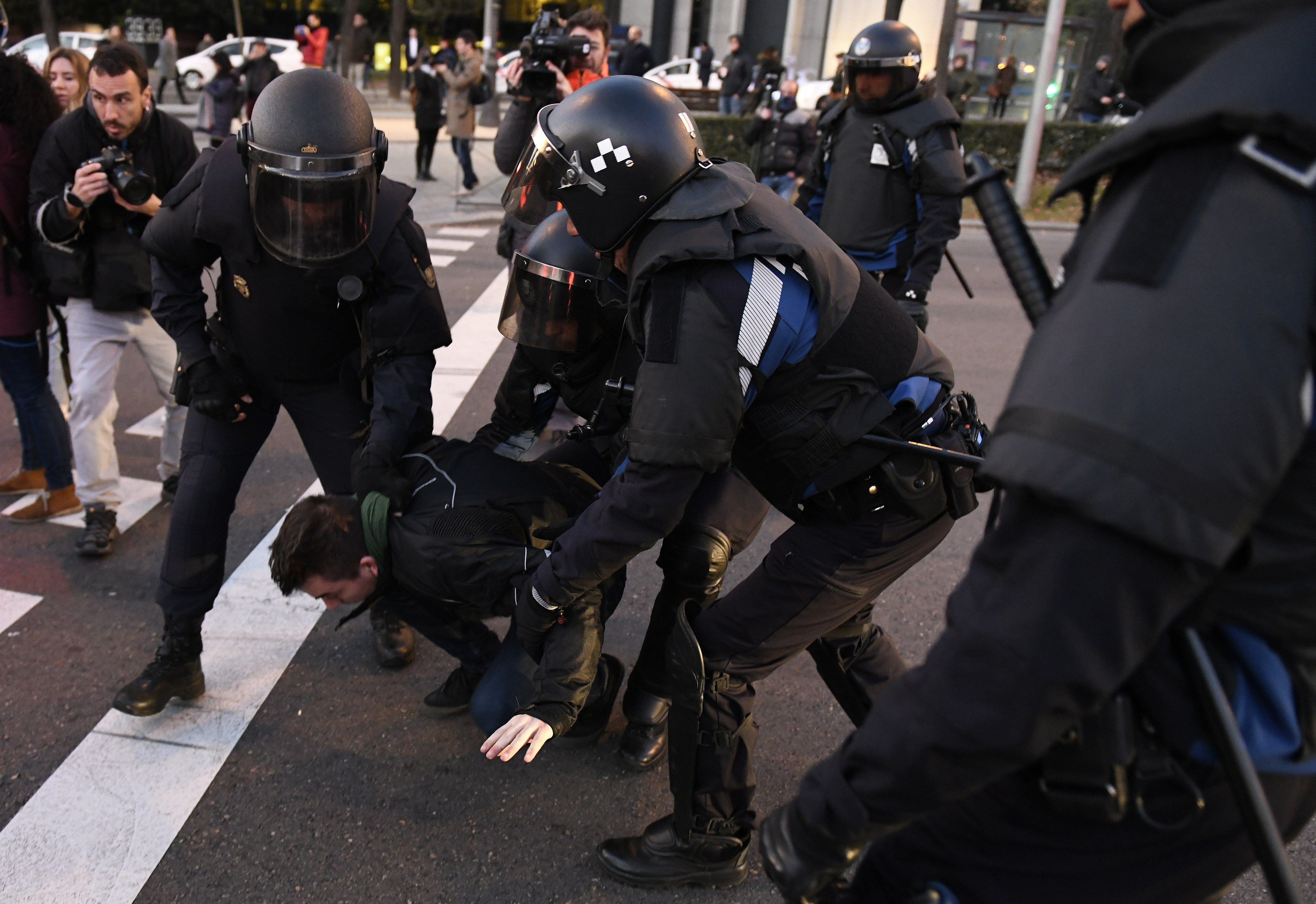 Antiavalots desallotgen els taxistes de la Castellana de Madrid