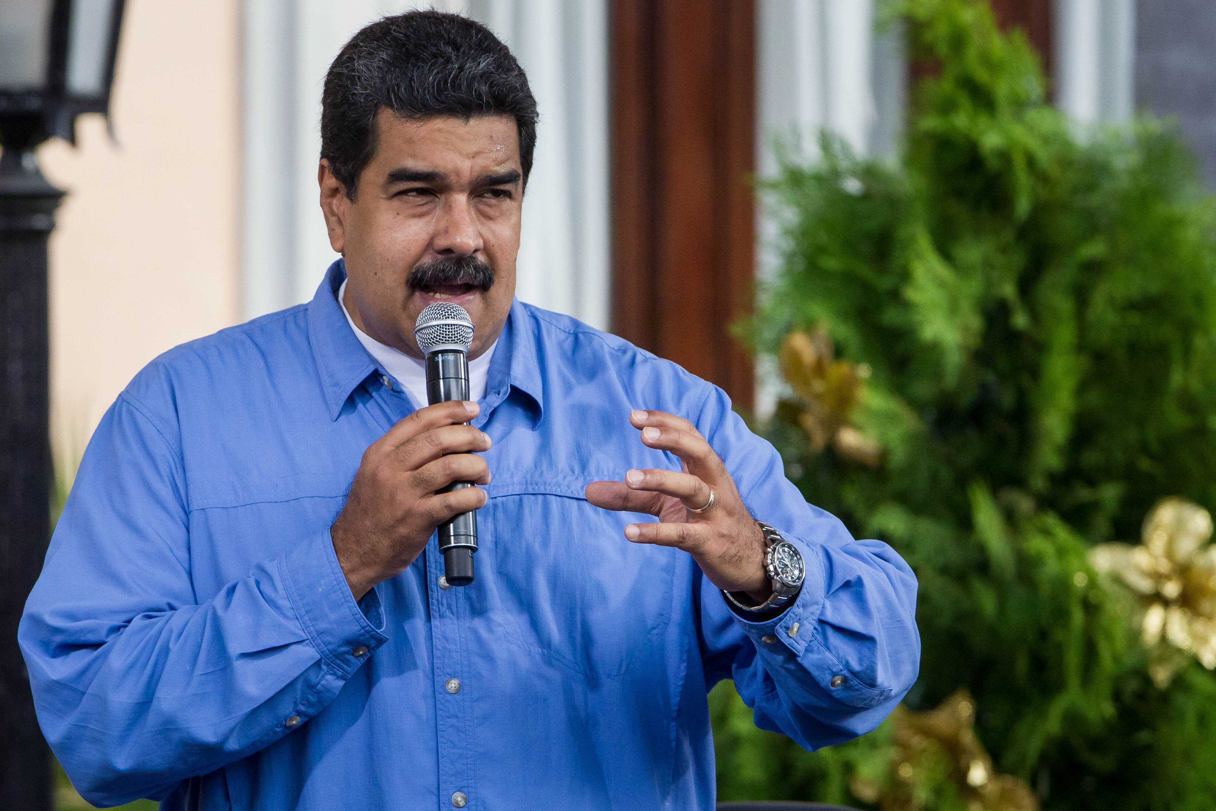 Maduro baila y rapiña en un acto de precampaña