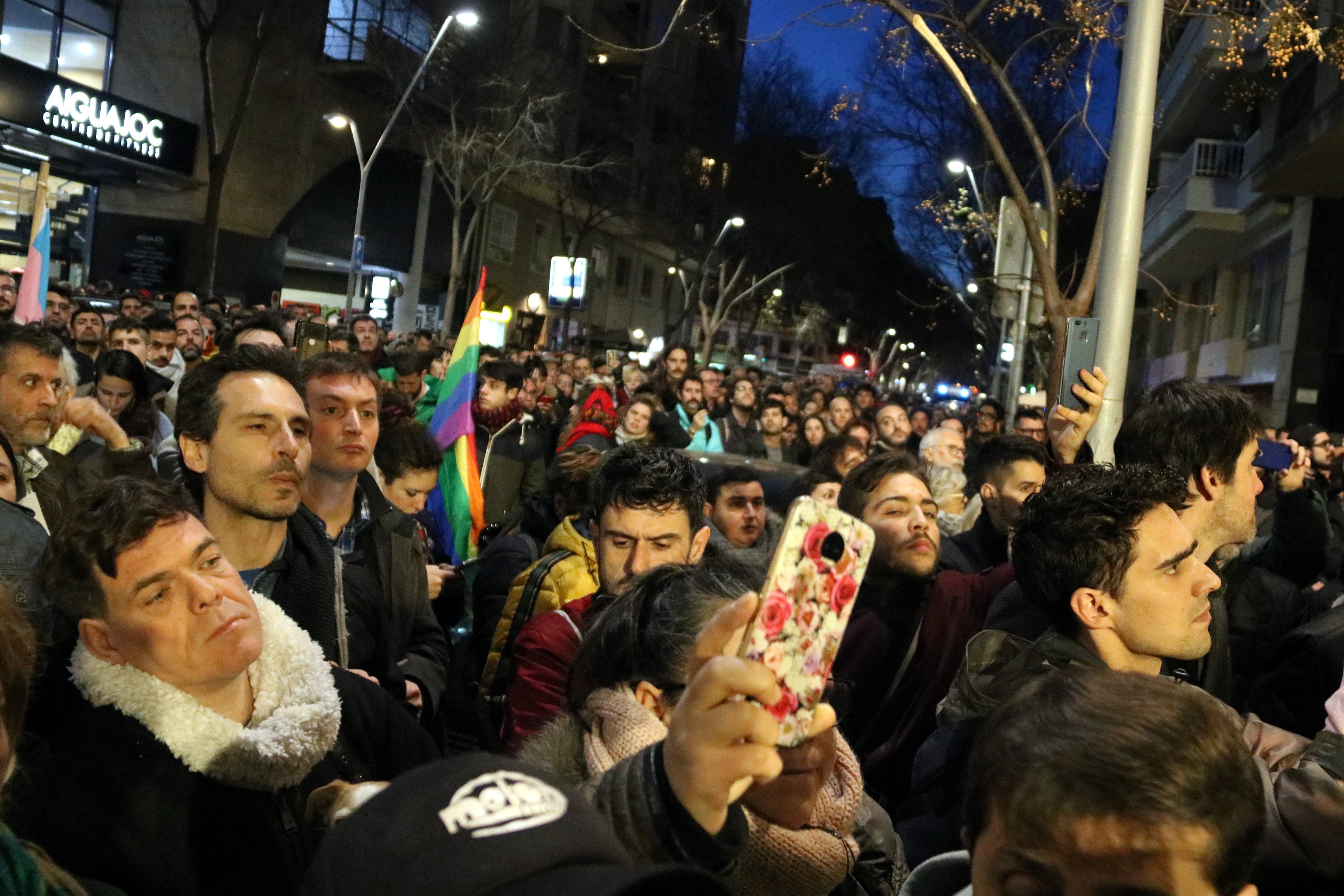 Unas mil personas se conjuran "contra el fascismo y la LGTBI-fobia" en Barcelona