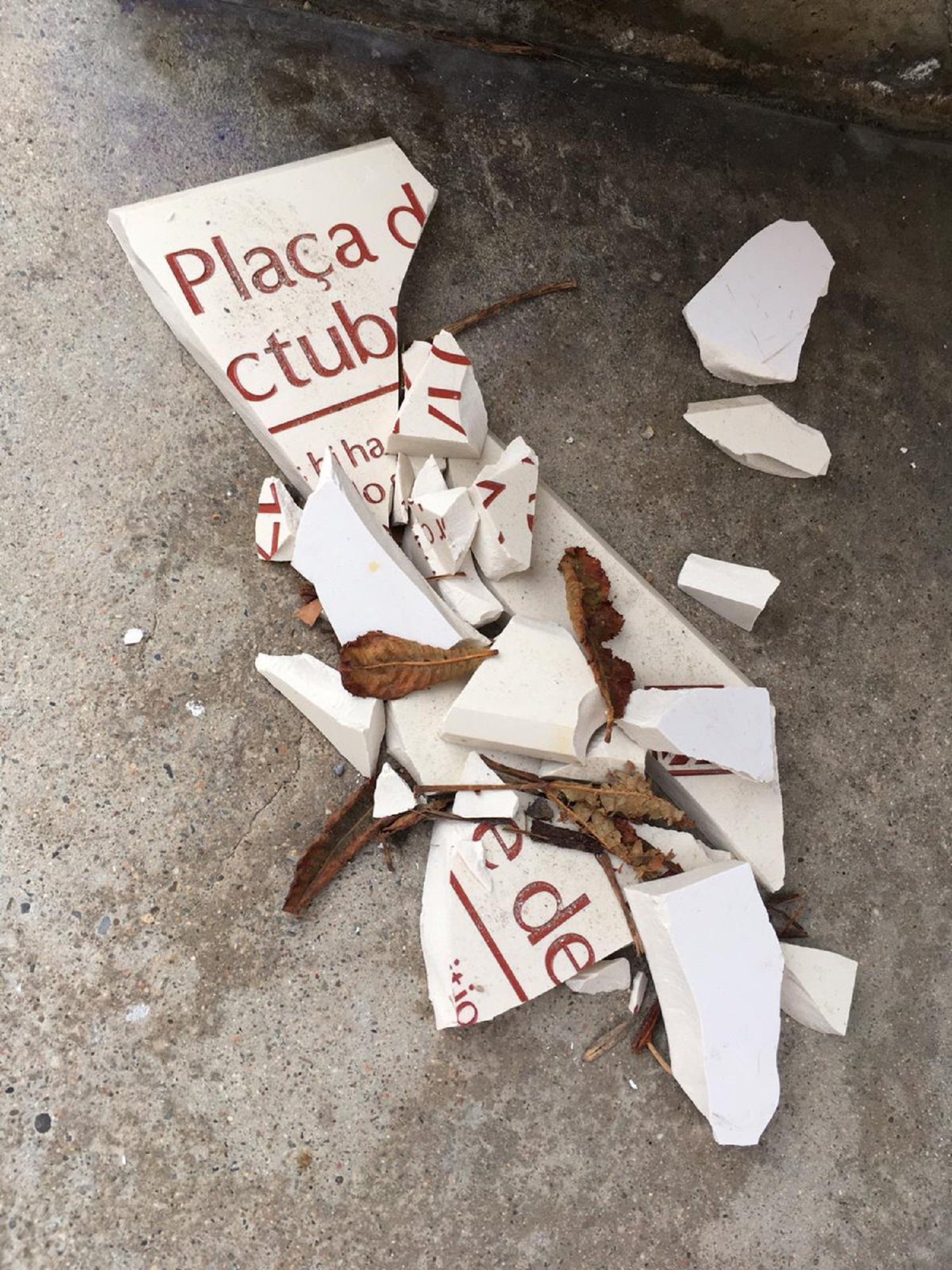 Nou atac feixista: Destrossen les plaques de la plaça 1 d'octubre de Girona
